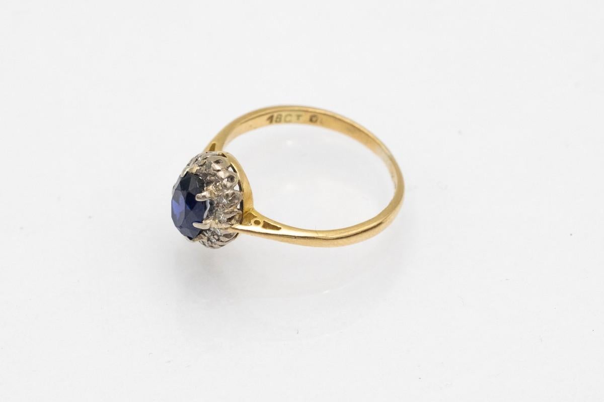 Ottagono Anello antico in oro con diamanti e zaffiro, Inghilterra, metà del XX secolo. in vendita