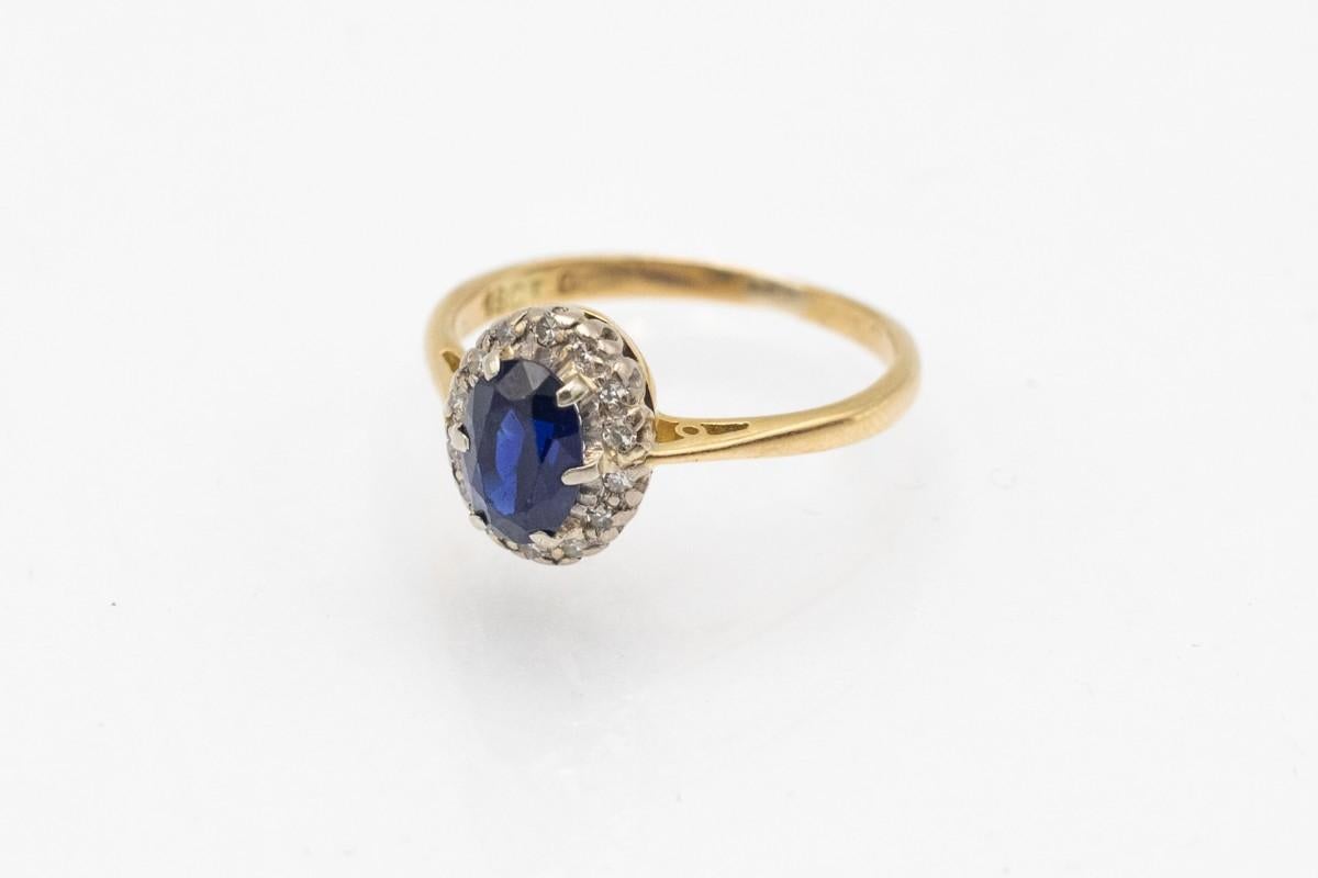 Anello antico in oro con diamanti e zaffiro, Inghilterra, metà del XX secolo. In condizioni buone in vendita a Chorzów, PL