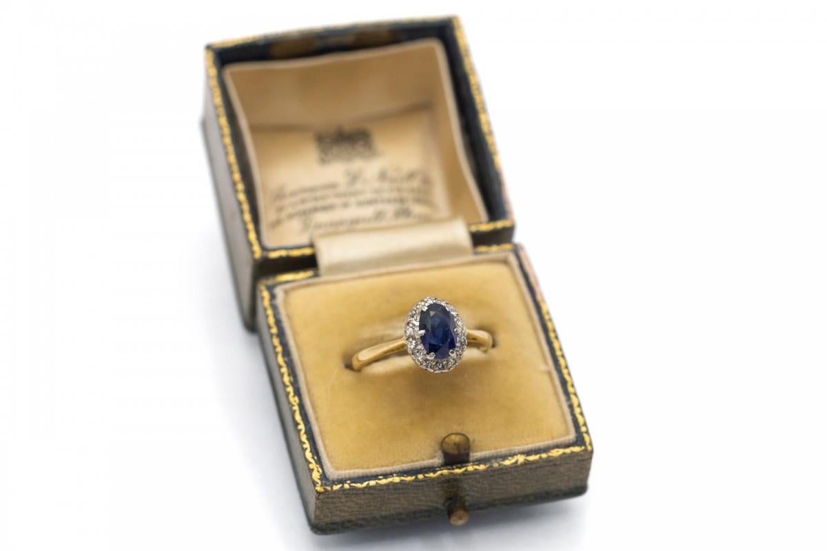 da uomo o donna Anello antico in oro con diamanti e zaffiro, Inghilterra, metà del XX secolo. in vendita