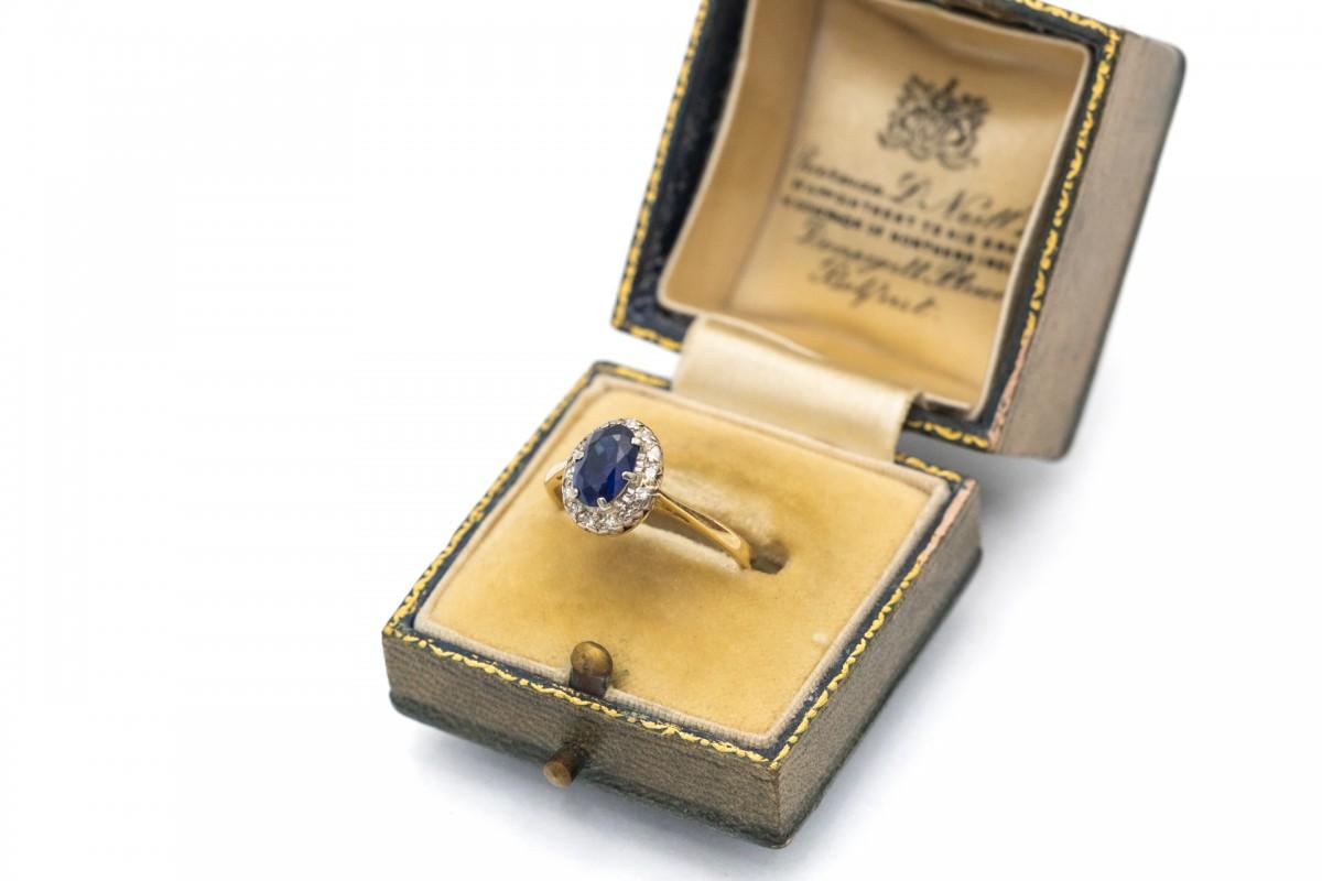 Anello antico in oro con diamanti e zaffiro, Inghilterra, metà del XX secolo. in vendita 1