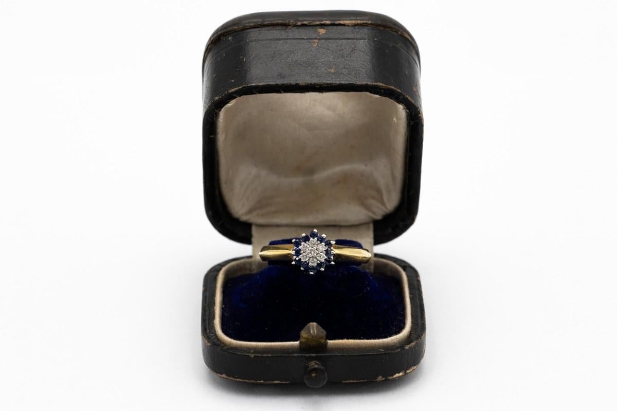 Antique gold ring with diamonds and sapphires, Great Britain, mid-20th century. In Good Condition For Sale In Chorzów, PL