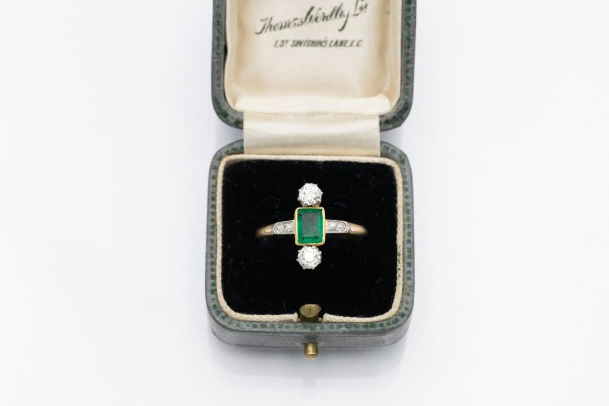 Art Deco Antique gold ring with emerald and diamonds, Scandinavia, ca. 1910/1920. For Sale