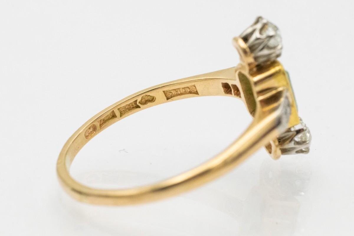 Old European Cut Antique gold ring with emerald and diamonds, Scandinavia, ca. 1910/1920. For Sale