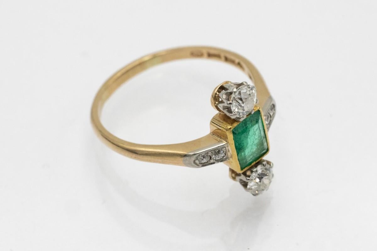 Women's or Men's Antique gold ring with emerald and diamonds, Scandinavia, ca. 1910/1920. For Sale