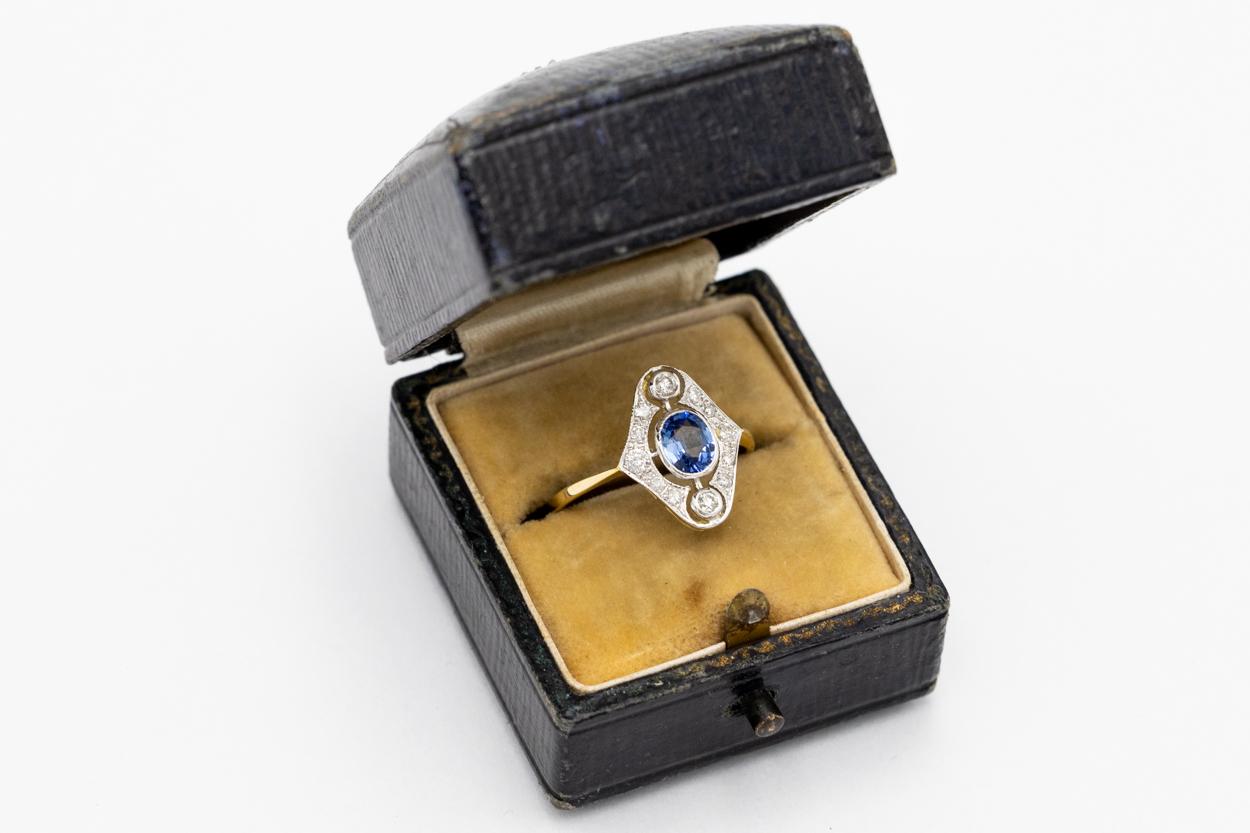 Art Deco Antique gold ring with sapphire and diamonds, Great Britain, mid-20th century. For Sale