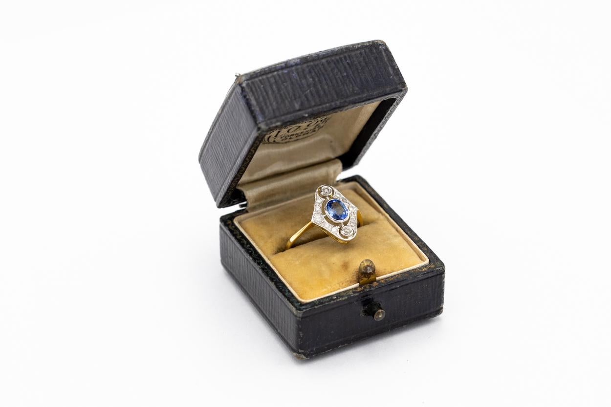 Brilliant Cut Antique gold ring with sapphire and diamonds, Great Britain, mid-20th century. For Sale