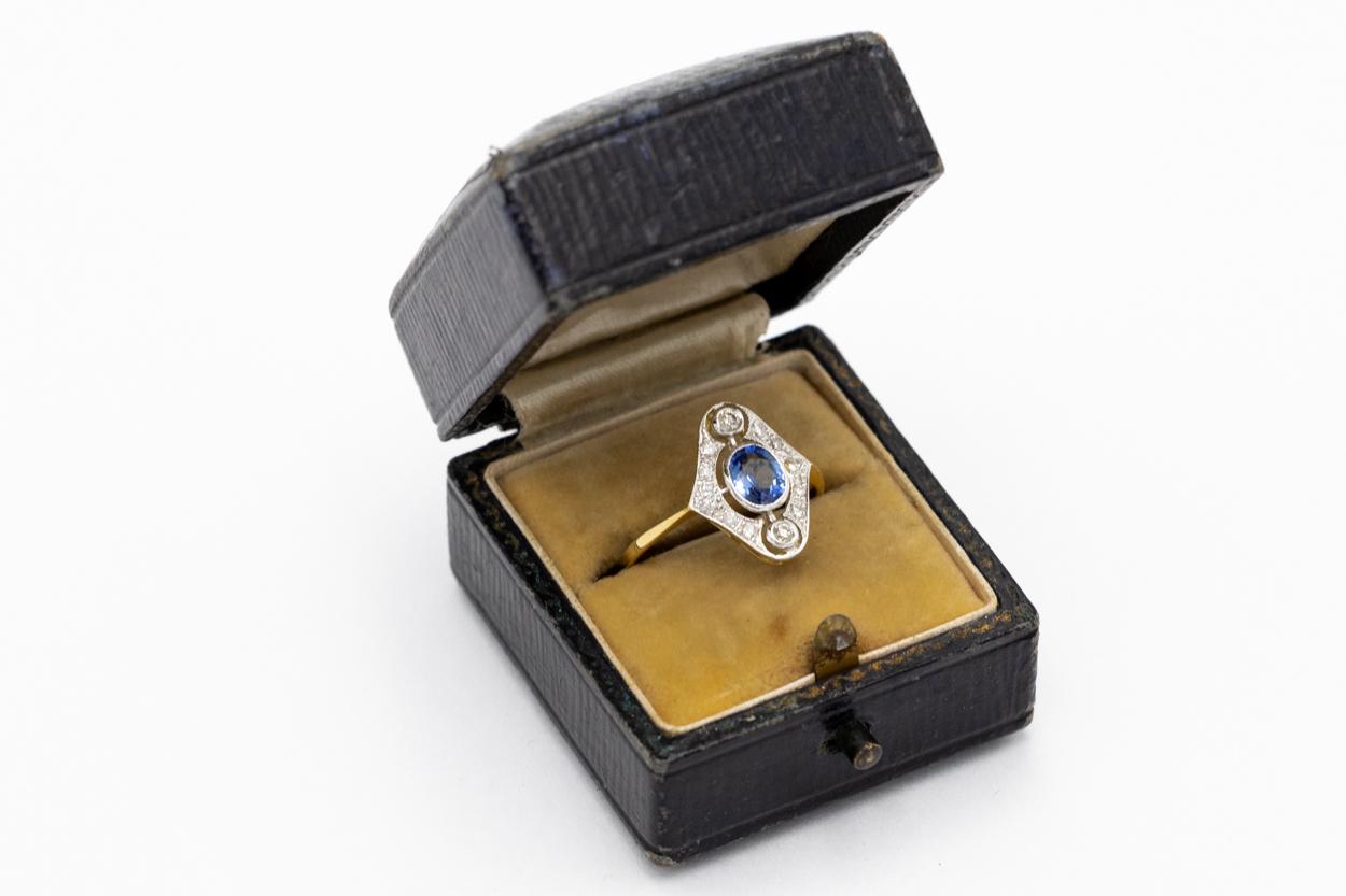 Antique gold ring with sapphire and diamonds, Great Britain, mid-20th century. In Good Condition For Sale In Chorzów, PL