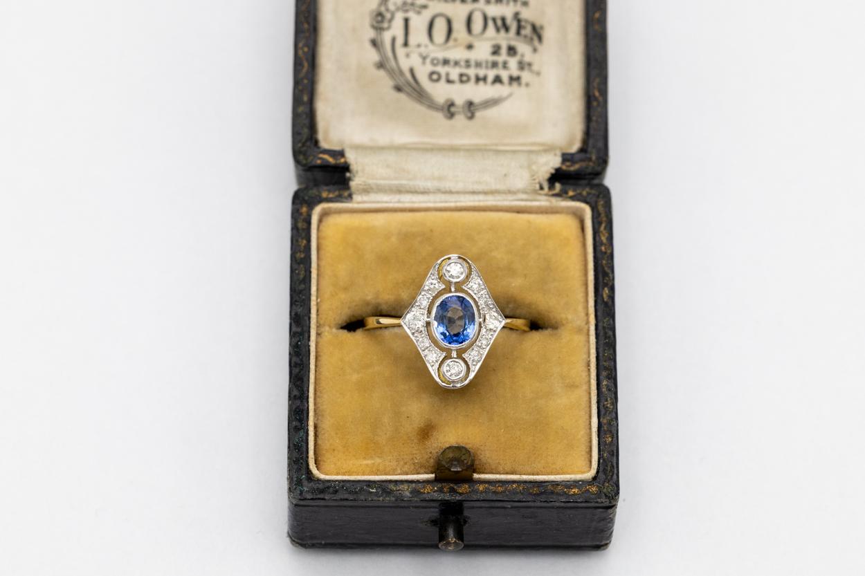 Women's or Men's Antique gold ring with sapphire and diamonds, Great Britain, mid-20th century. For Sale