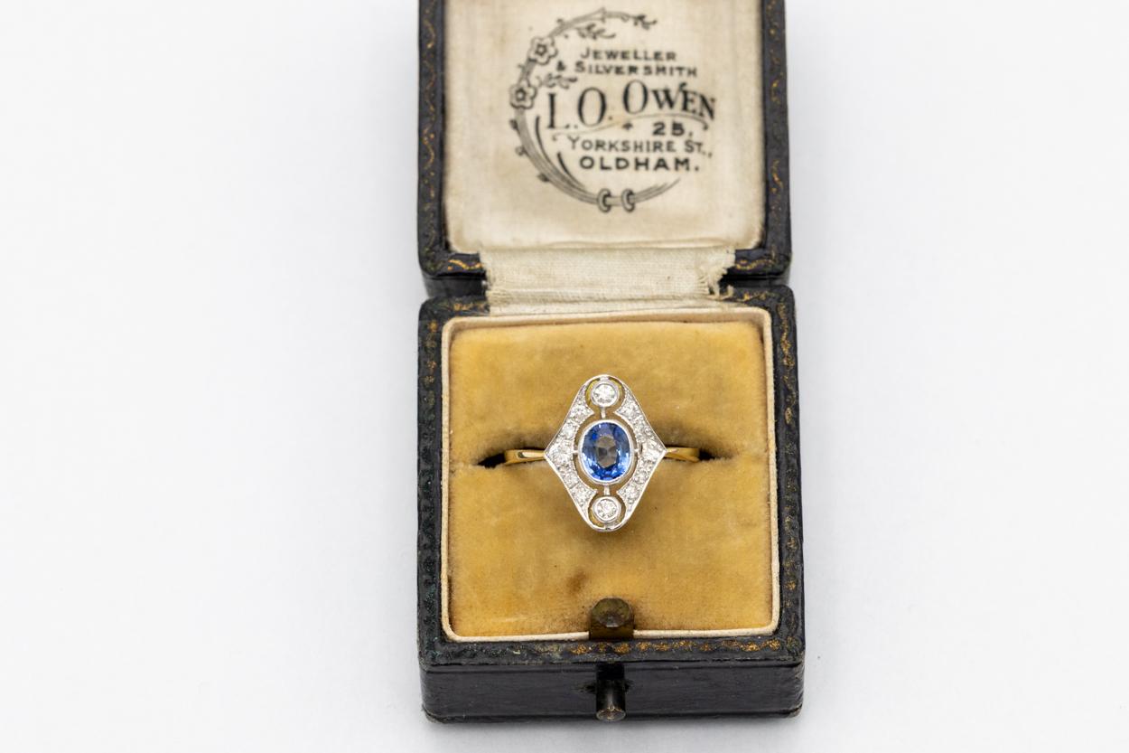 Antique gold ring with sapphire and diamonds, Great Britain, mid-20th century. For Sale 1