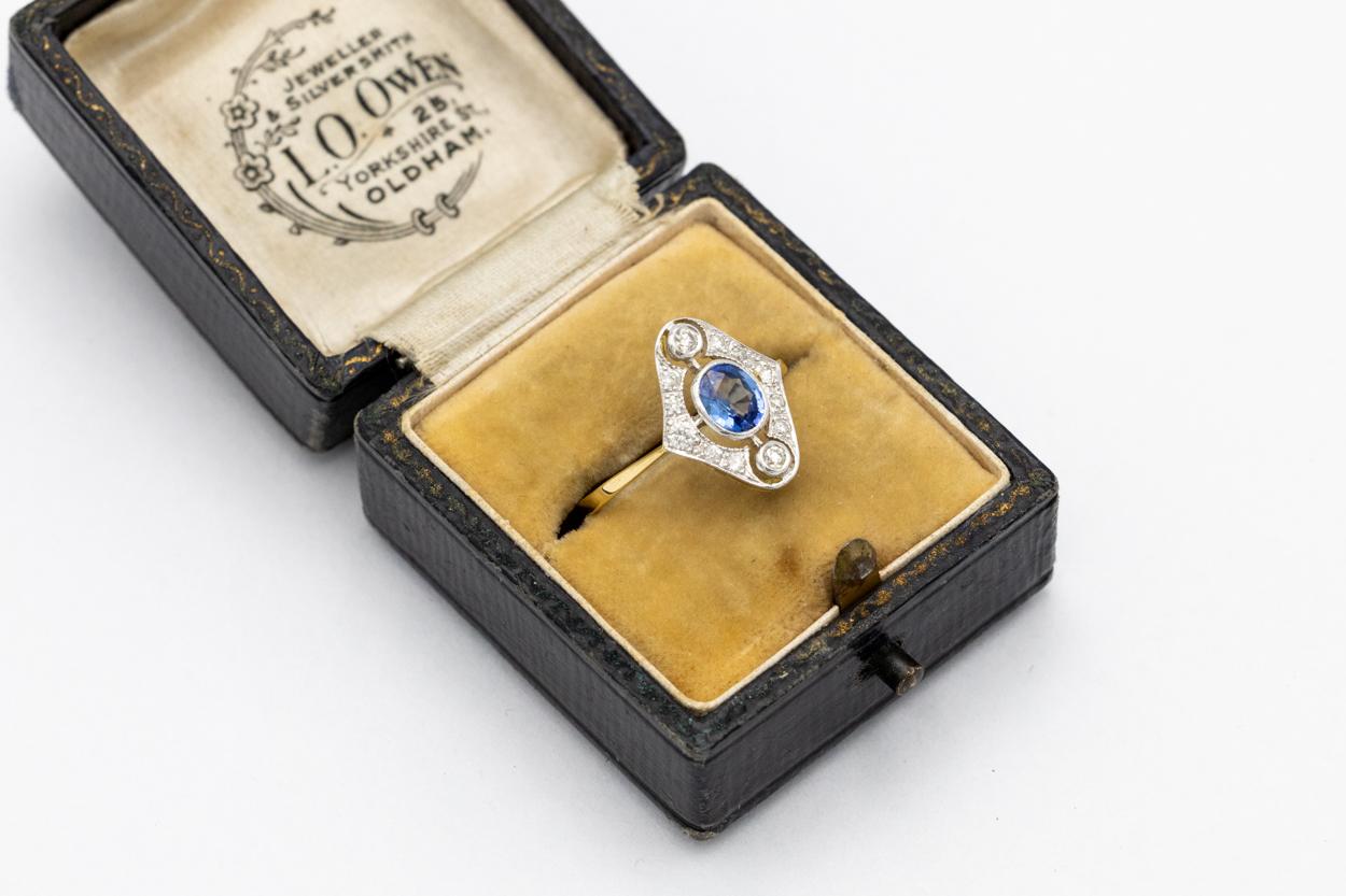 Antique gold ring with sapphire and diamonds, Great Britain, mid-20th century. For Sale 2