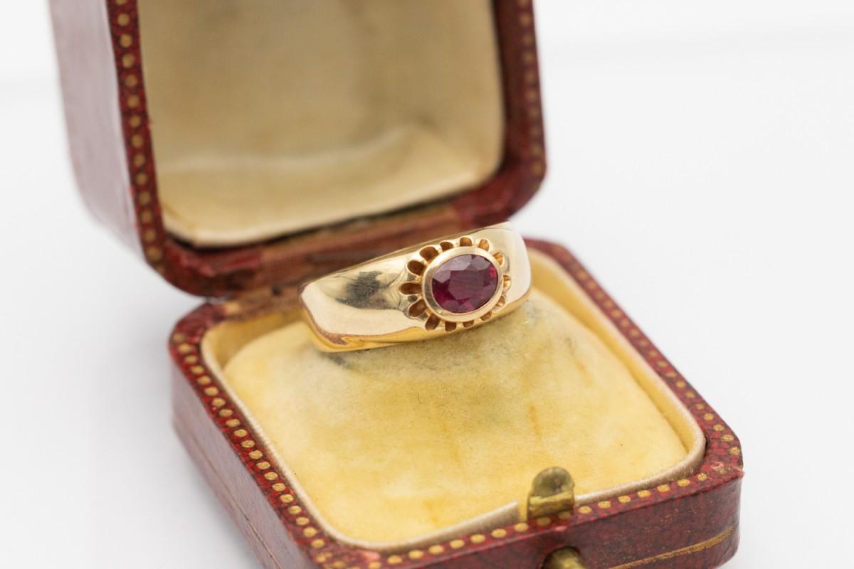 Alter Goldring vom Anfang des 20. Jahrhunderts.

Aus 14-karätigem Gelbgold, dessen zentrales Element ein ovaler Rubin in einer Karabinerfassung mit einem Gewicht von ca. 0,60 ct. ist. Schöner Rubin von hoher Qualität, ohne Spuren von