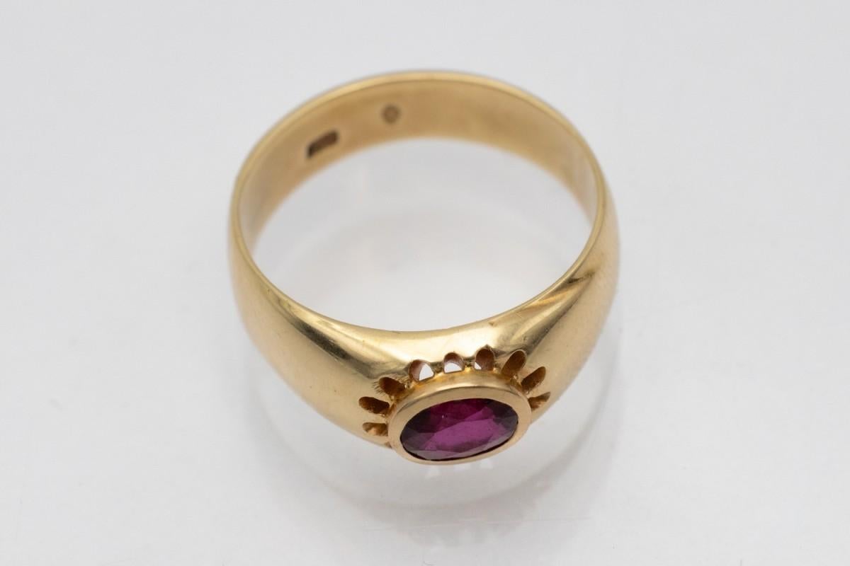 Antiker Goldring mit unerhitztem Rubin, Österreich-Ungarn, um 1900. im Zustand „Gut“ in Chorzów, PL