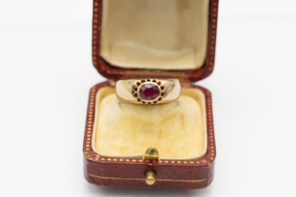 Antiker Goldring mit unerhitztem Rubin, Österreich-Ungarn, um 1900. für Damen oder Herren