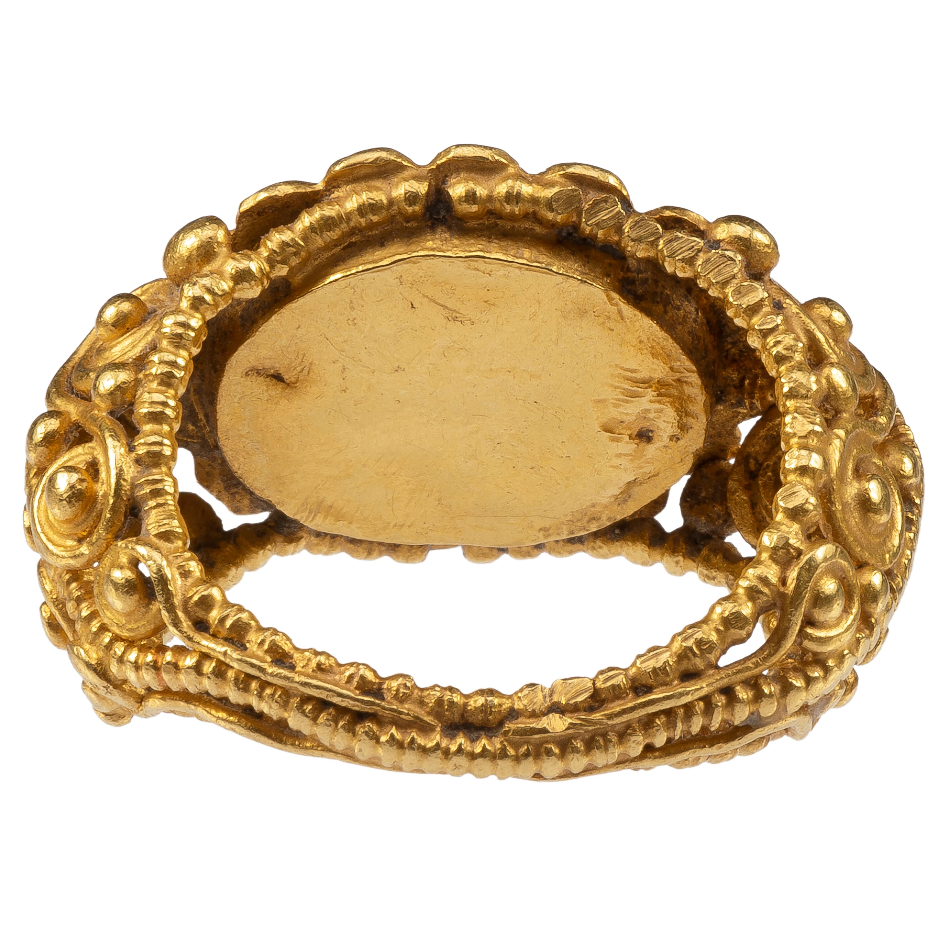 Taille mixte Bague en or antique à intaille romaine en vente