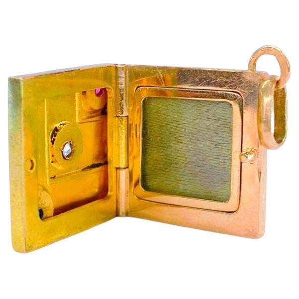 Antike russische Gold Medaillon Anhänger in Farbton Roségold und Gelbgold zentriert mit 1 Rubin Stein Saphir und alte Mine geschliffenen Diamanten in 14k Gold Einstellung mit Gesamtlänge 2,5 cm Medaillon wurde in Moskau 1910/1917.c kaiserlichen
