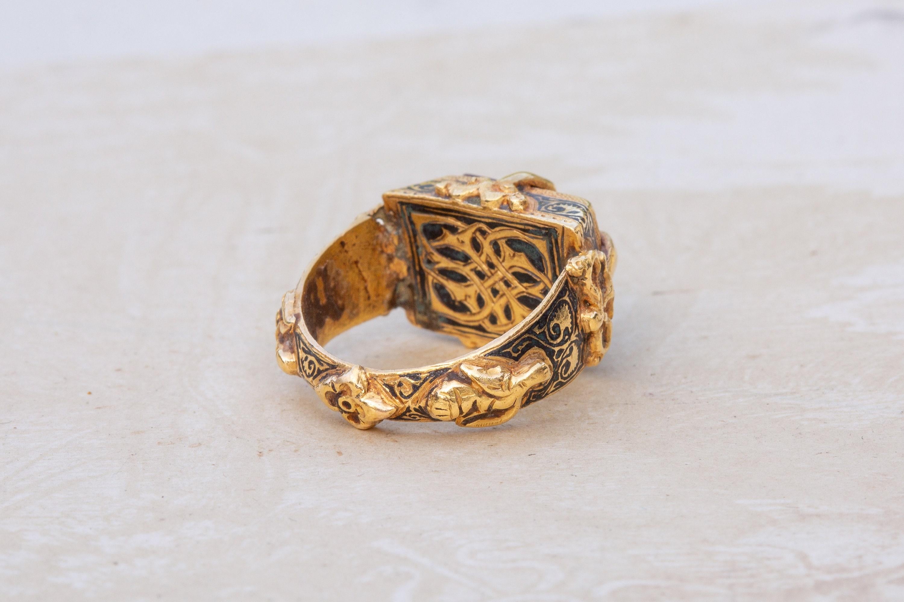 Antique Cushion Cut Antique Gold Seljuk 12th Century Ring Carnelian Intaglio Kufic Islamic Signet For Sale