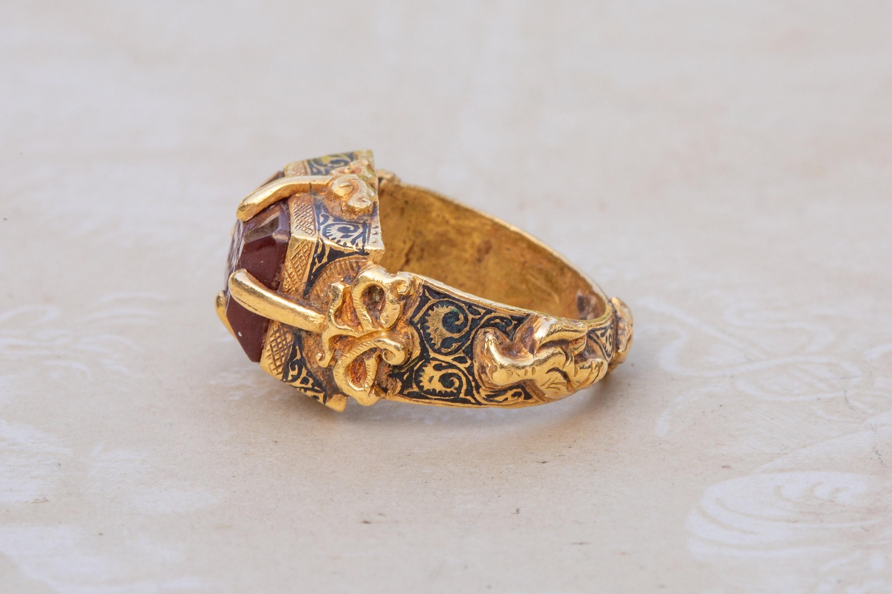 Antique Gold Seljuk 12th Century Ring Carnelian Intaglio Kufic Islamic Signet In Good Condition For Sale In London, GB