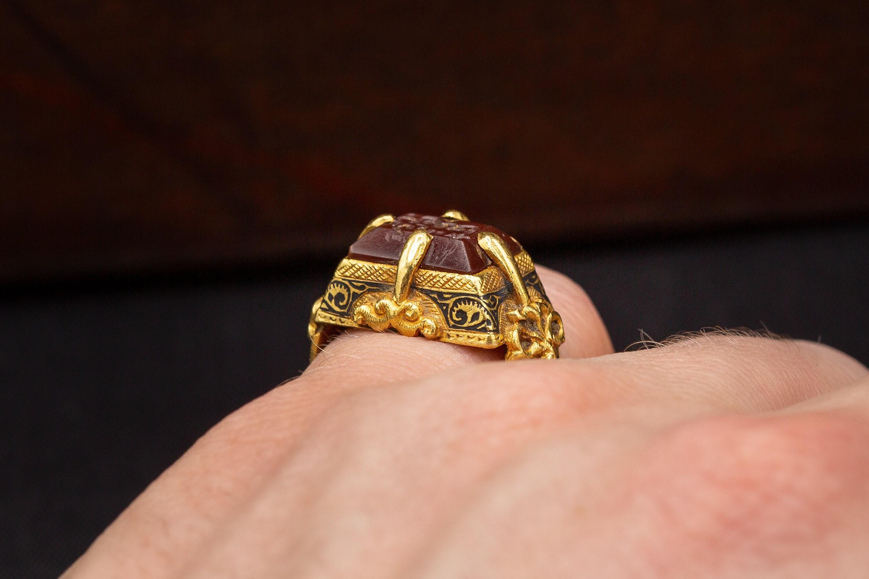 Antique Gold Seljuk 12th Century Ring Carnelian Intaglio Kufic Islamic Signet For Sale 2