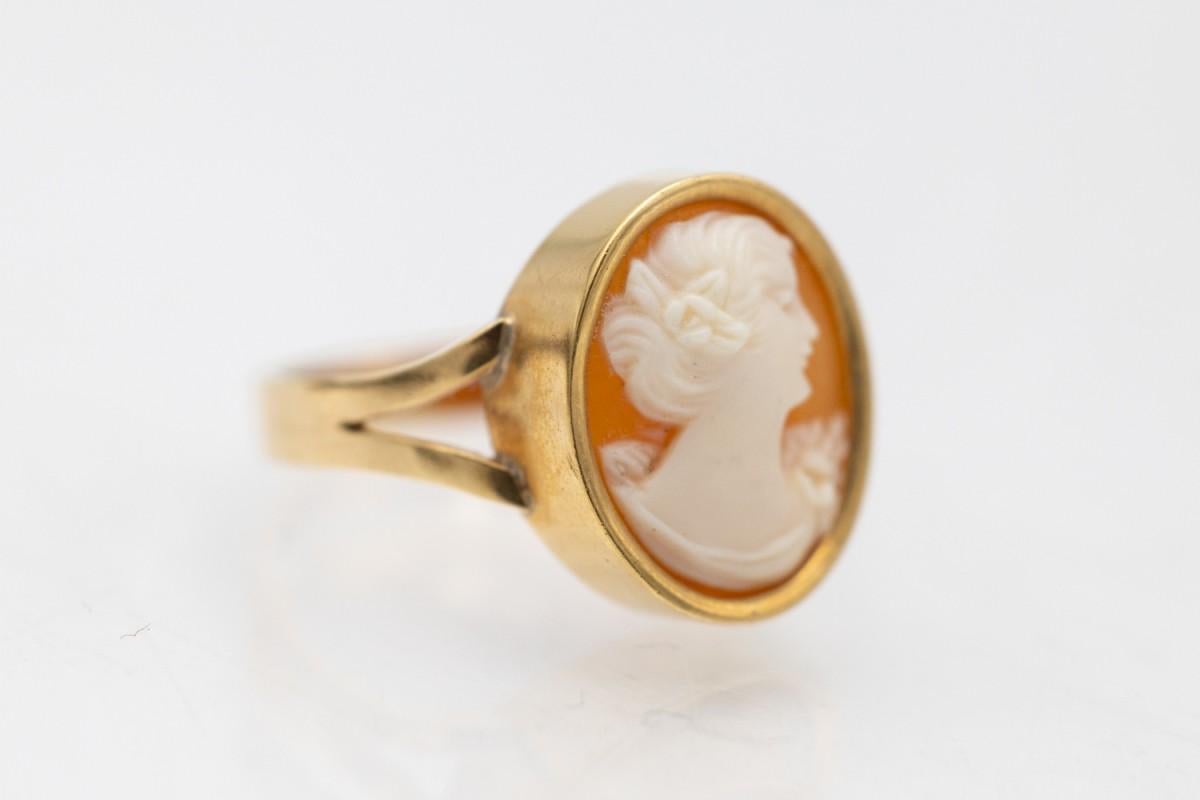 Antique gold set, ring and earrings with cameo. Products made of 18-karat yellow gold (0.750 fineness). Ring and earrings decorated with cameo (stone decorated with relief cut convexly).

Origin: Mariestad, Sweden.

Good condition, adequate to the