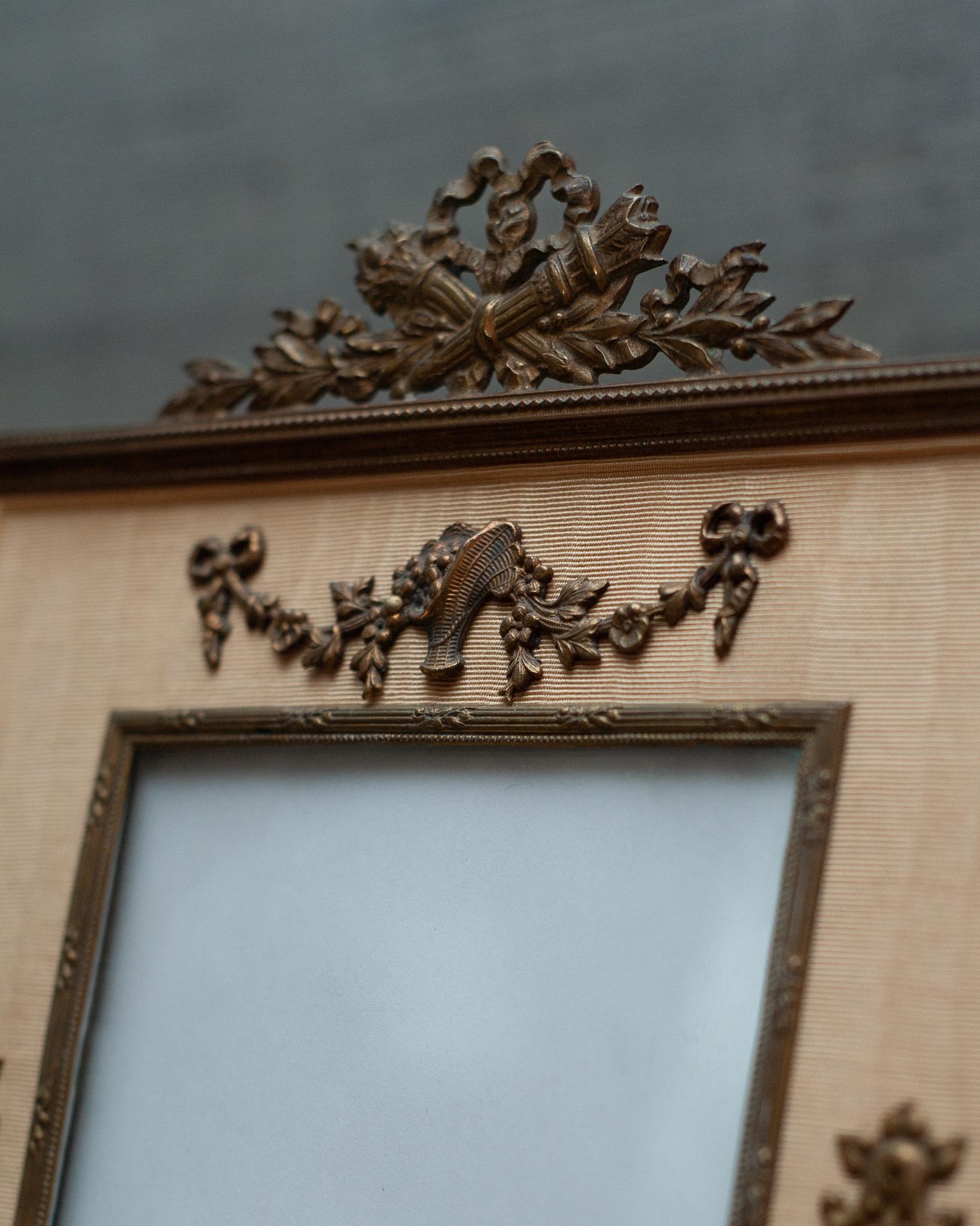 Antique Gold Silk Moiré and Bronze Picture Frame with Garlands In Good Condition For Sale In Toronto, ON
