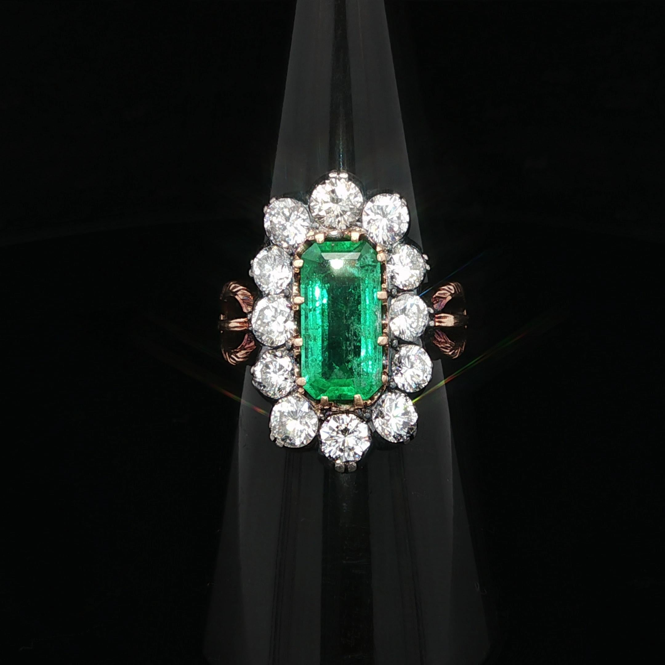 Anello aureolato con diamante smeraldo colombiano allungato in oro e argento 3,91ctw GIA in vendita 5