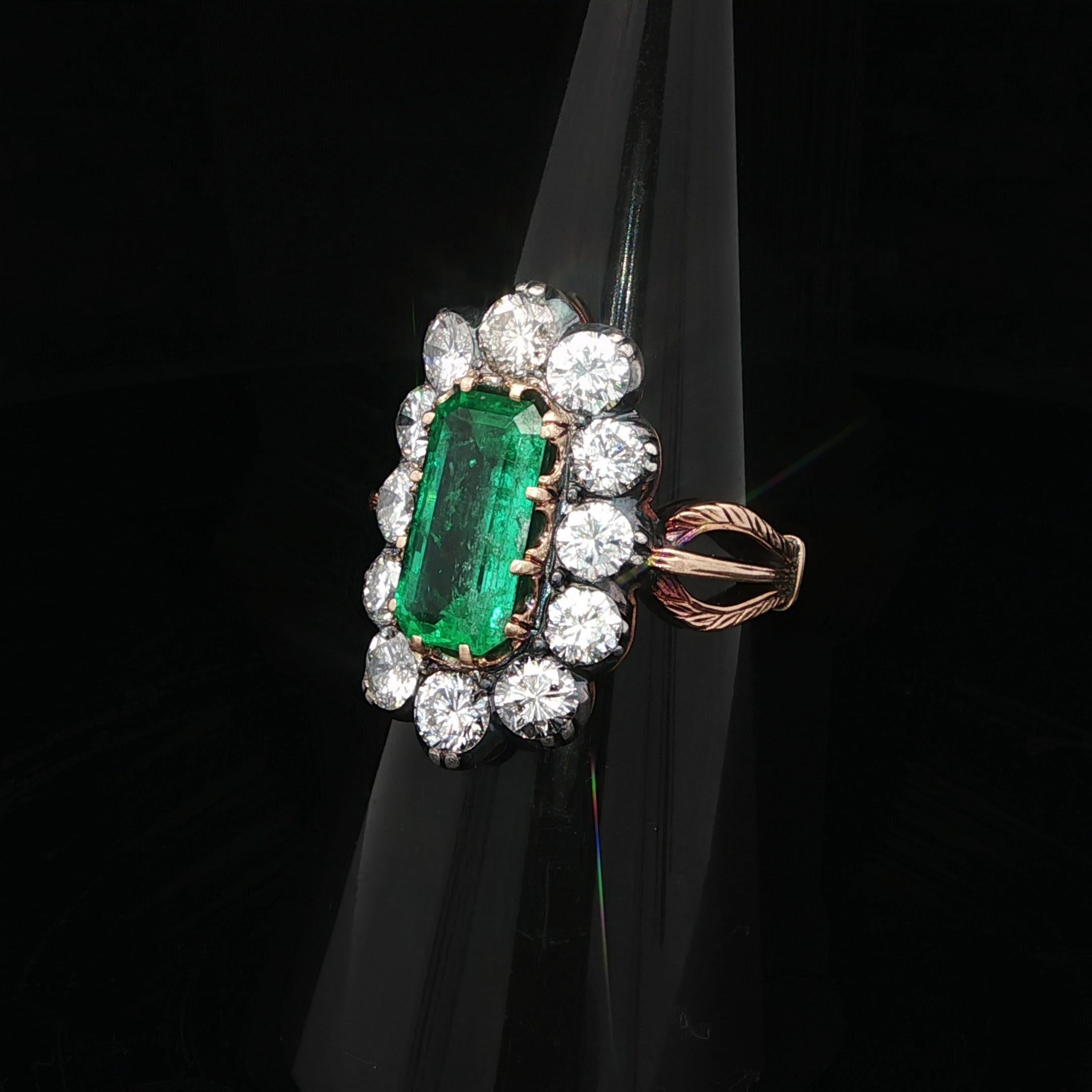 Anello aureolato con diamante smeraldo colombiano allungato in oro e argento 3,91ctw GIA in vendita 6