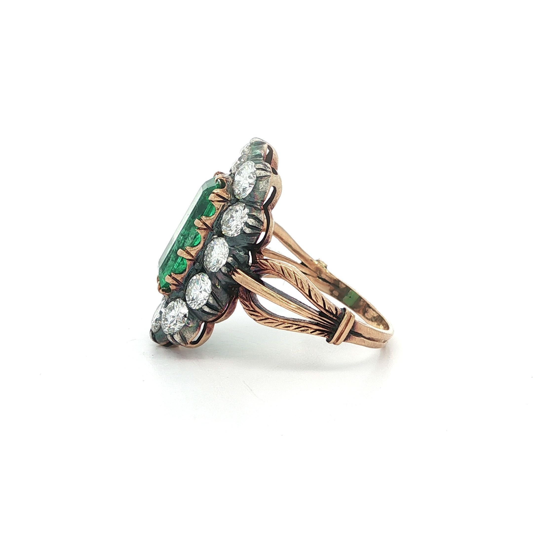 Anello aureolato con diamante smeraldo colombiano allungato in oro e argento 3,91ctw GIA in vendita 7
