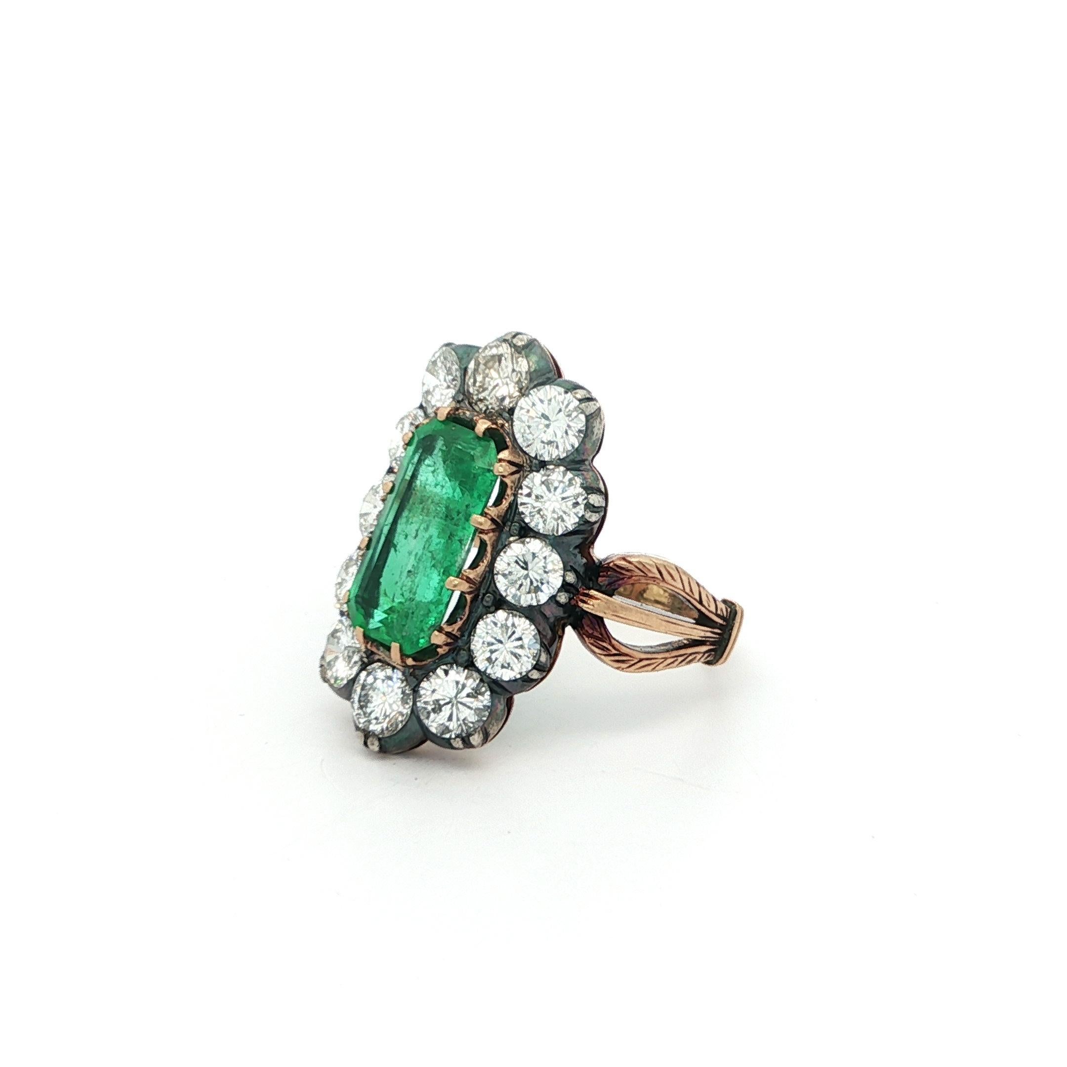 Anello aureolato con diamante smeraldo colombiano allungato in oro e argento 3,91ctw GIA in vendita 10