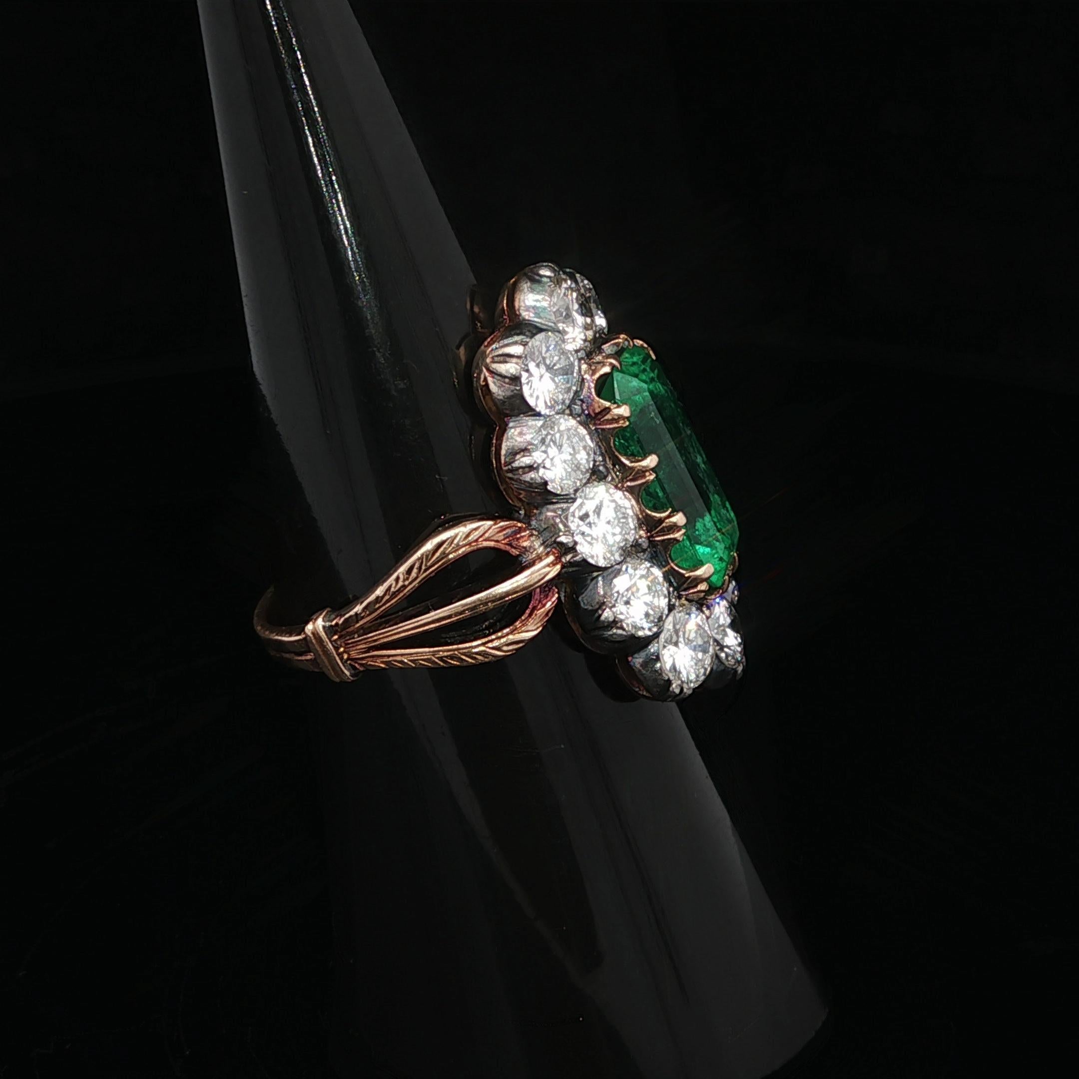 Anello aureolato con diamante smeraldo colombiano allungato in oro e argento 3,91ctw GIA In condizioni buone in vendita a Montclair, NJ