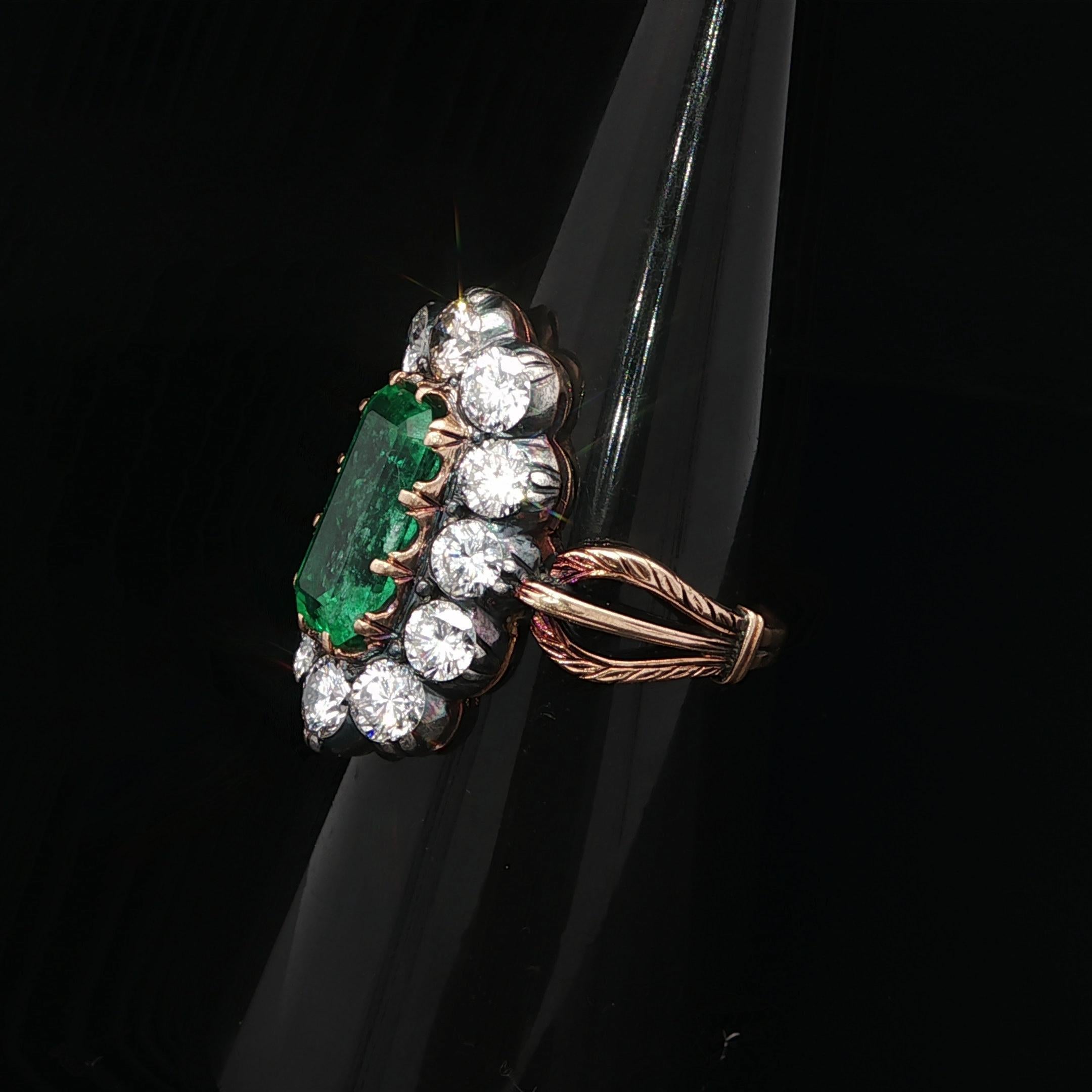 Donna Anello aureolato con diamante smeraldo colombiano allungato in oro e argento 3,91ctw GIA in vendita