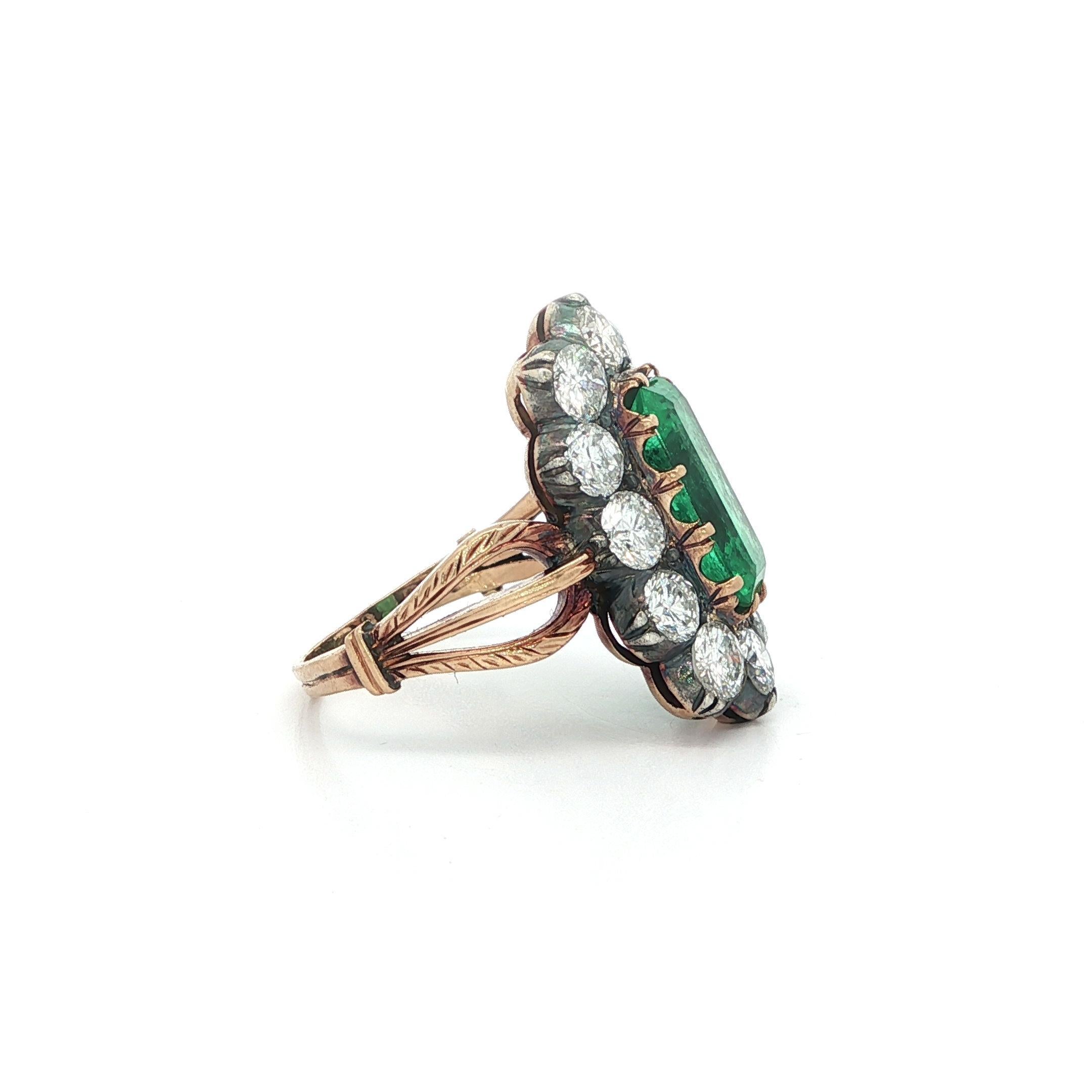 Anello aureolato con diamante smeraldo colombiano allungato in oro e argento 3,91ctw GIA in vendita 1