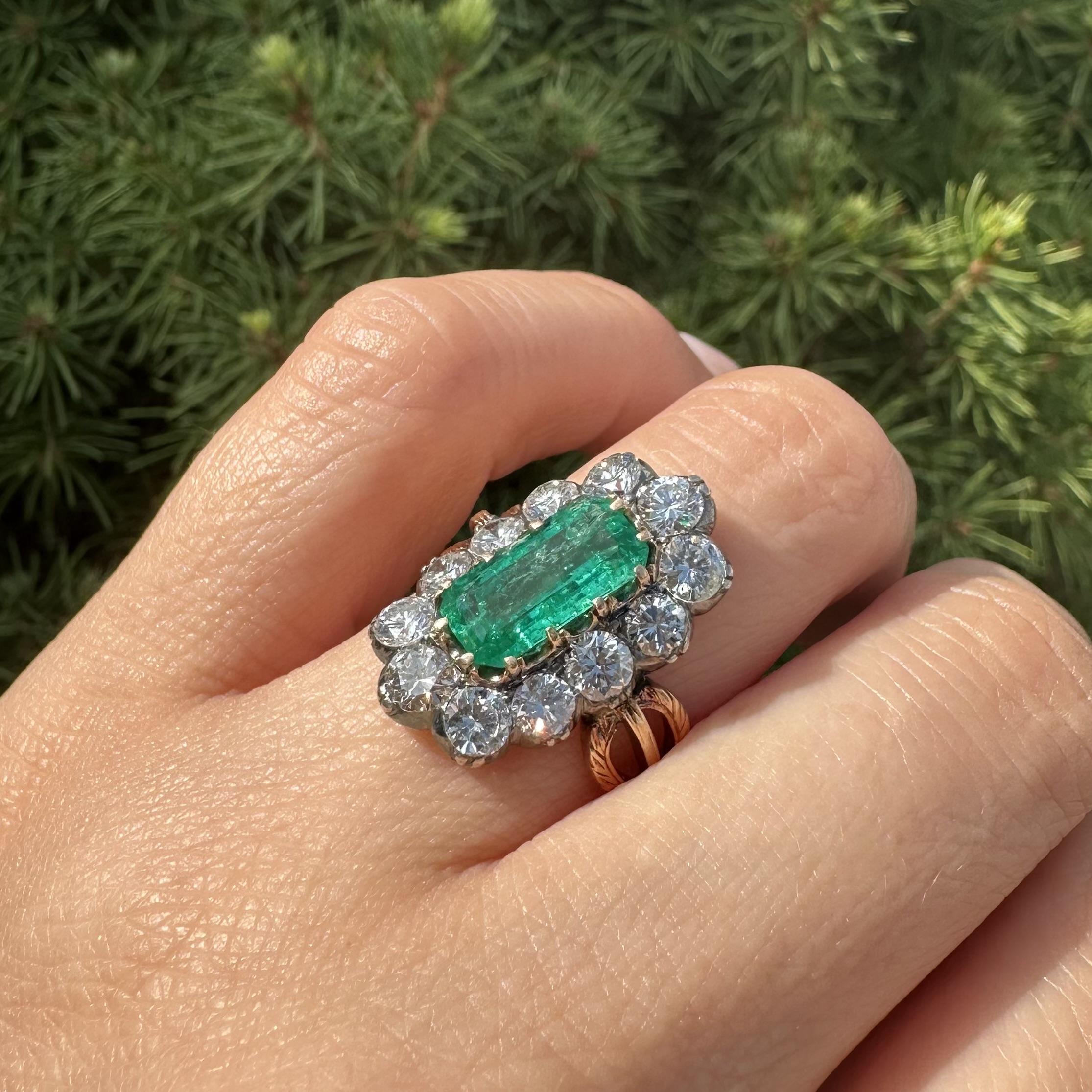 Anello aureolato con diamante smeraldo colombiano allungato in oro e argento 3,91ctw GIA in vendita 3