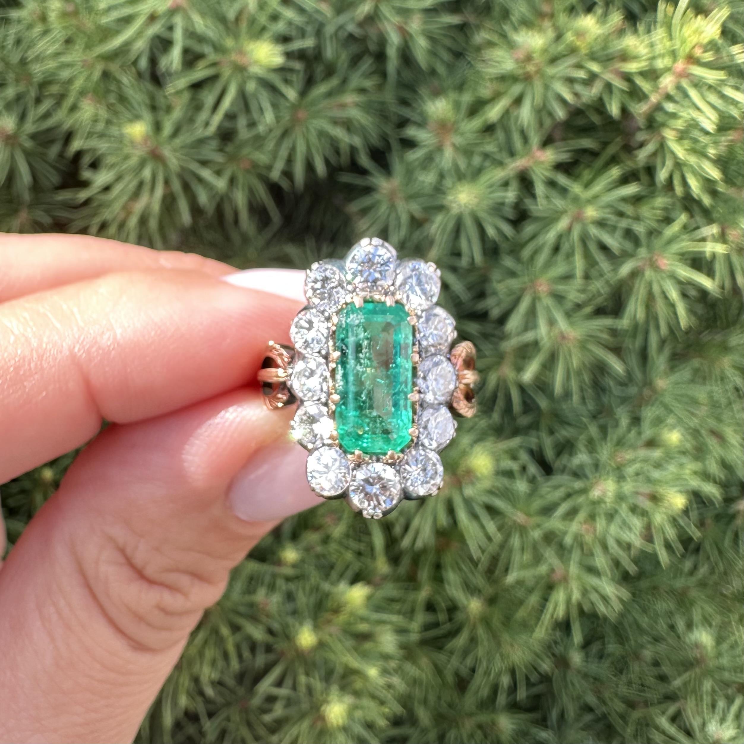 Anello aureolato con diamante smeraldo colombiano allungato in oro e argento 3,91ctw GIA in vendita 4