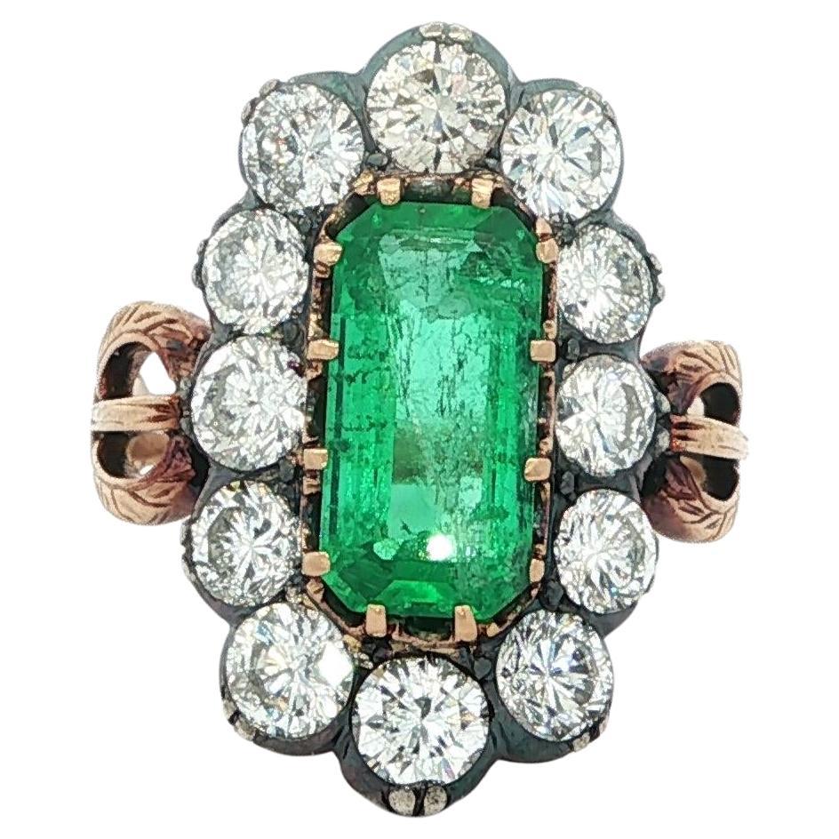 Anello aureolato con diamante smeraldo colombiano allungato in oro e argento 3,91ctw GIA in vendita