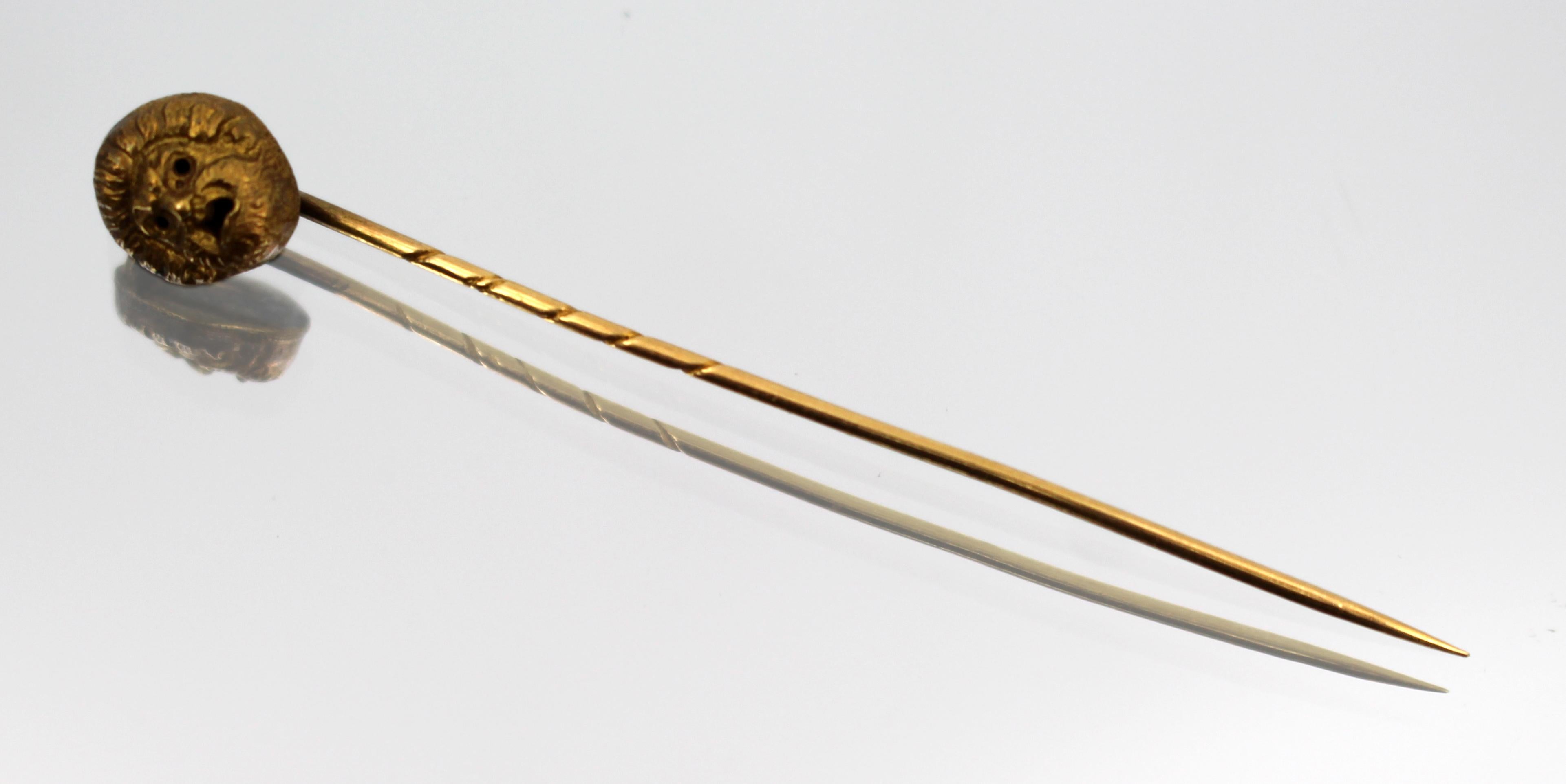 Épingle de bâton ancienne en or représentant un masque grotesque classique, anglaise, c.1880
Épingle à bâton en or ancienne de belle qualité, présentant une tête dramatiquement expressive en or 20 carats, modelée comme un masque de grotesque