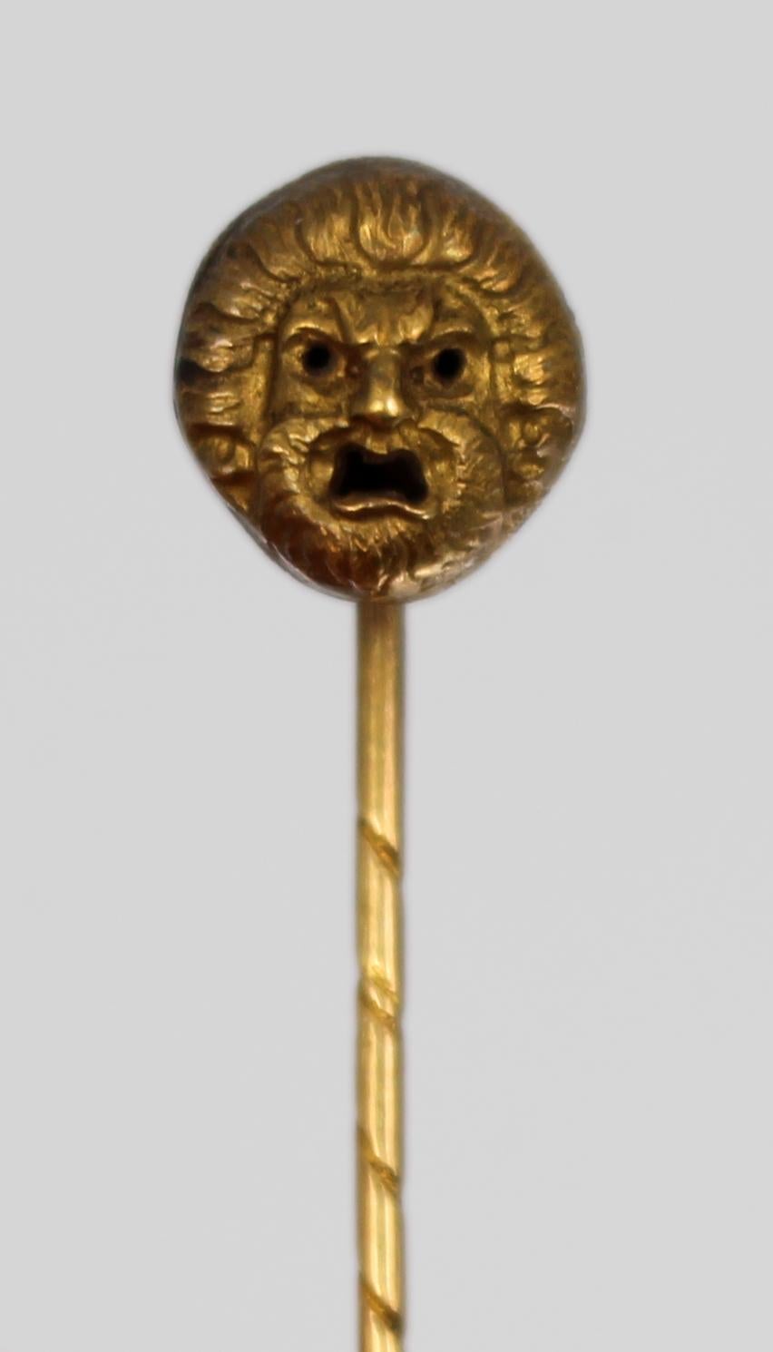 XIXe siècle Épingle de bâton ancienne en or représentant un masque grotesque classique, anglaise, c.1880 en vente