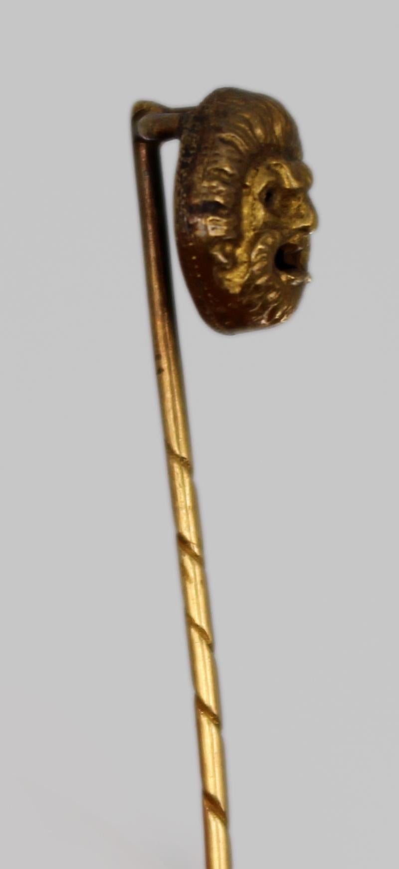 Or Épingle de bâton ancienne en or représentant un masque grotesque classique, anglaise, c.1880 en vente