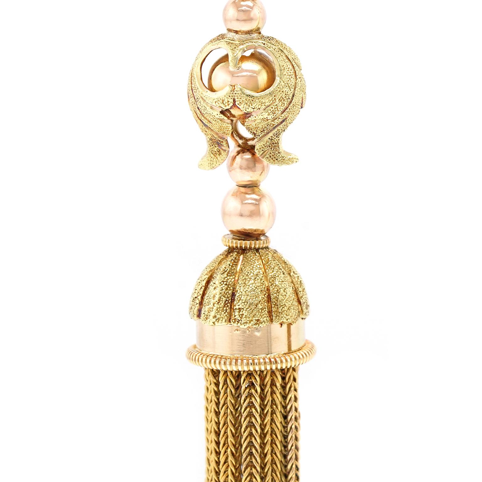 Vittoriano Orecchini con nappe in oro antico in vendita