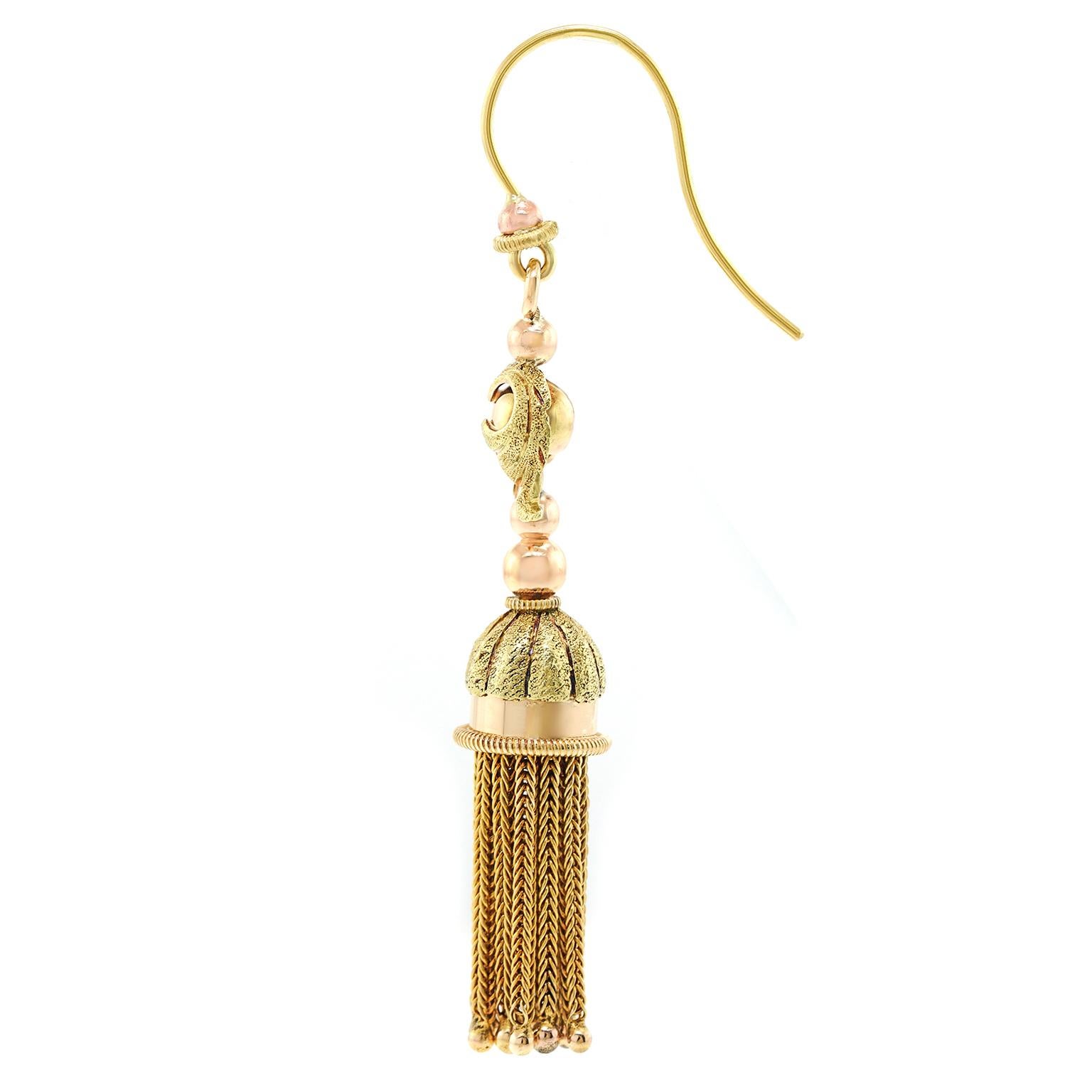 Donna Orecchini con nappe in oro antico in vendita