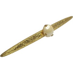 Broche de barra dorado antiguo con perla de imitación y diseño floral grabado