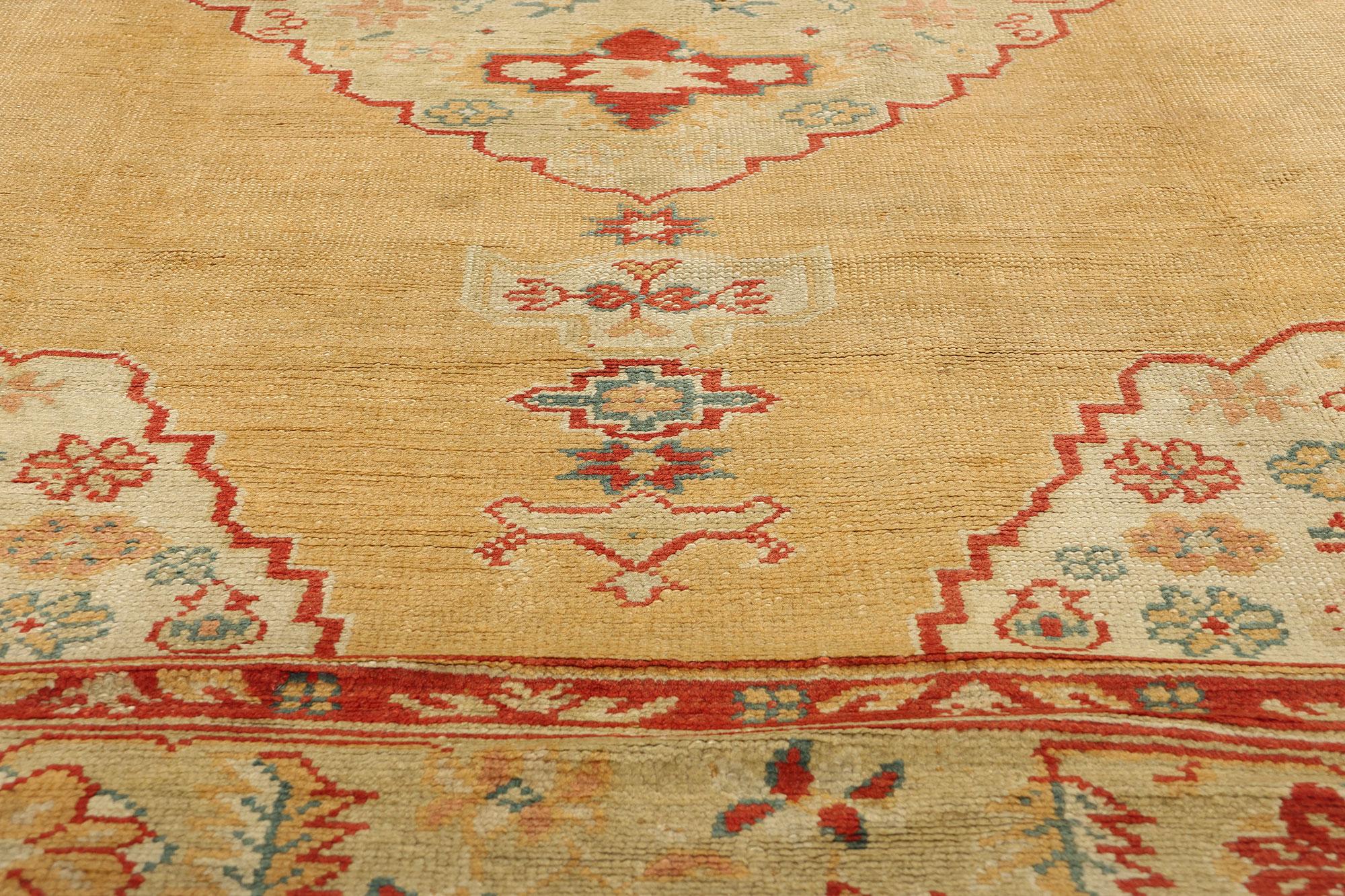 1900's Gold Turkish Medallion Oushak Rug with Traditional Style In Good Condition For Sale In Dallas, TX