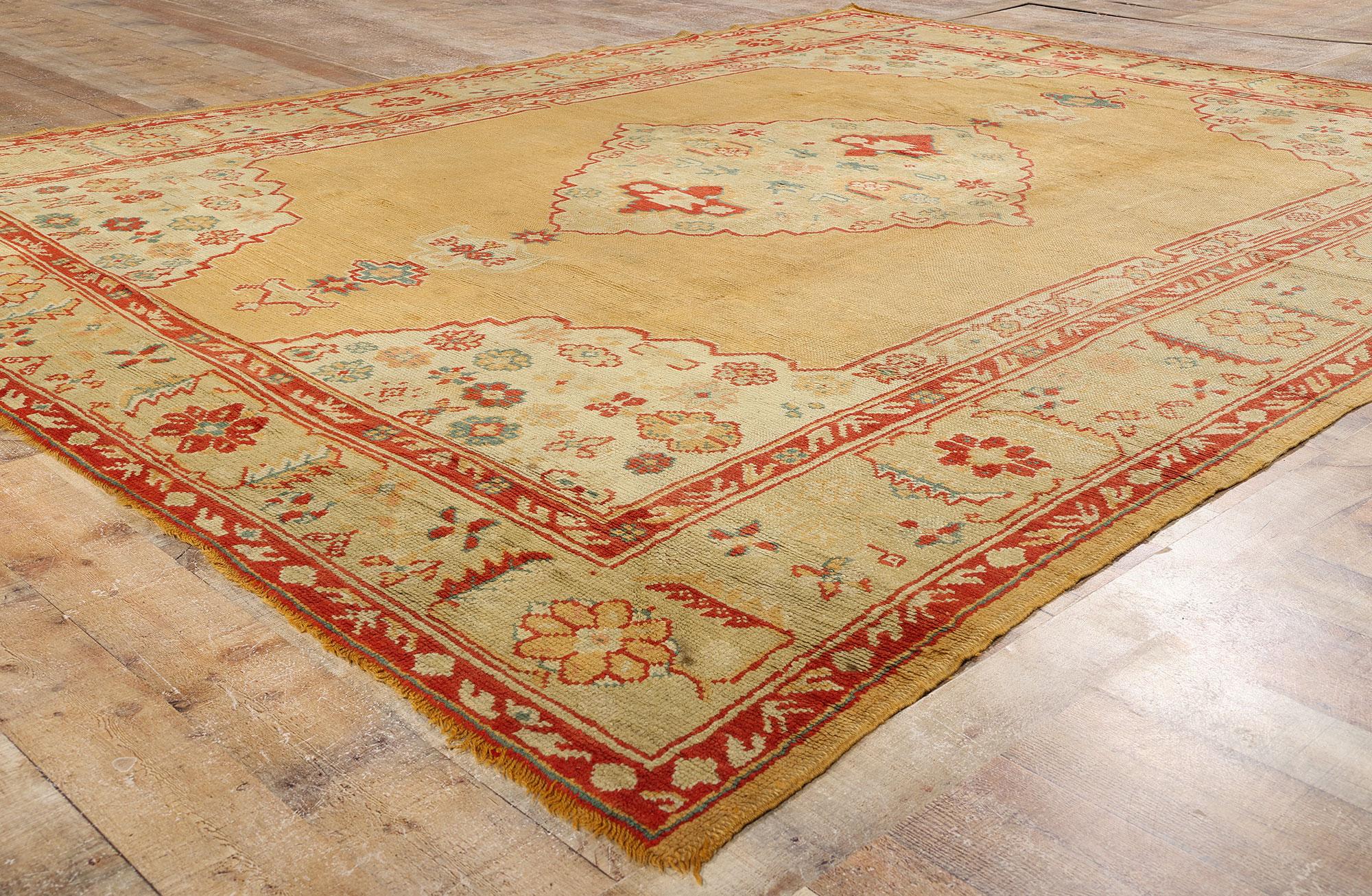 1900's Gold Turkish Medallion Oushak Rug with Traditional Style For Sale 1