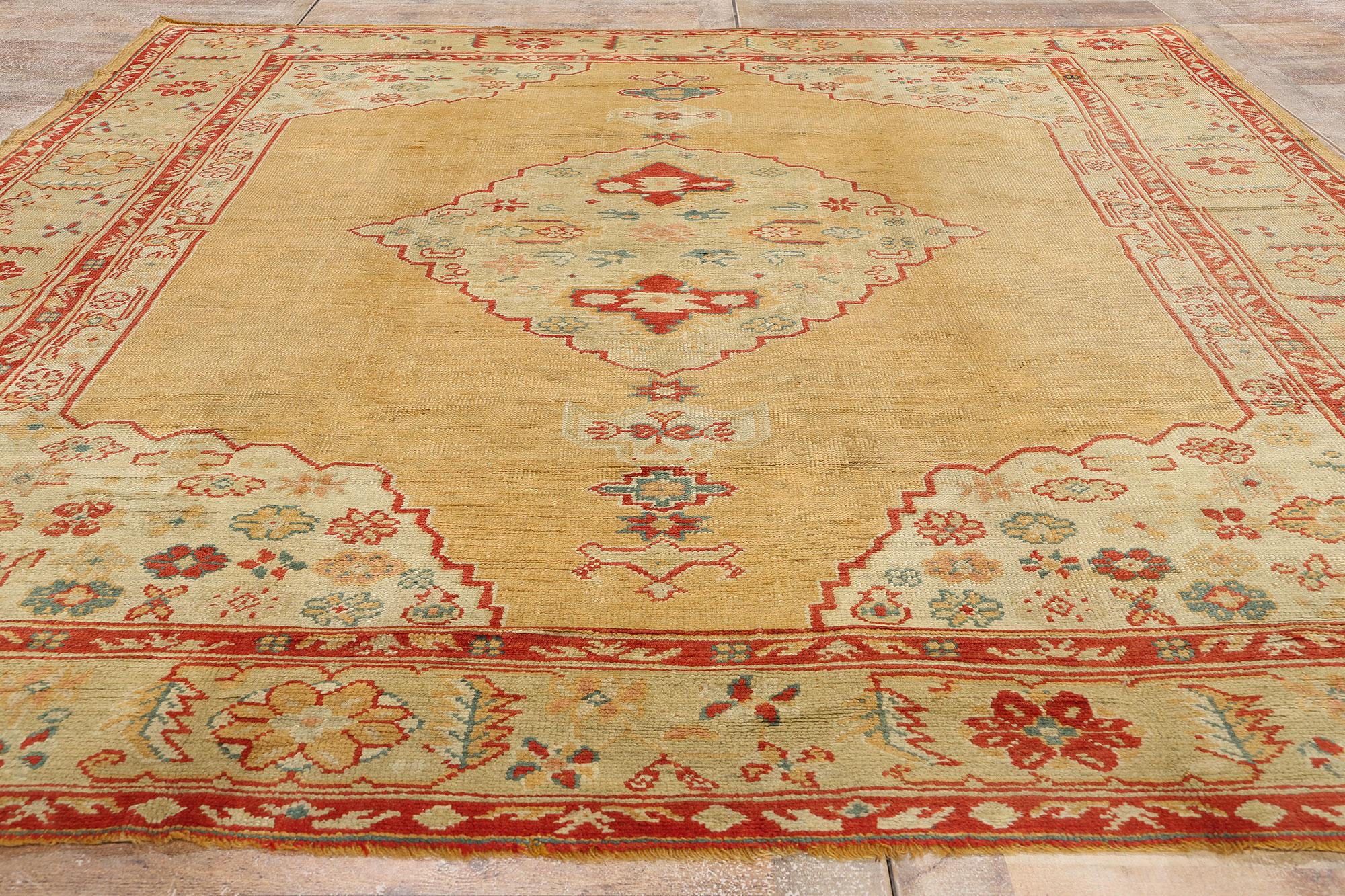 1900's Gold Turkish Medallion Oushak Rug with Traditional Style For Sale 2