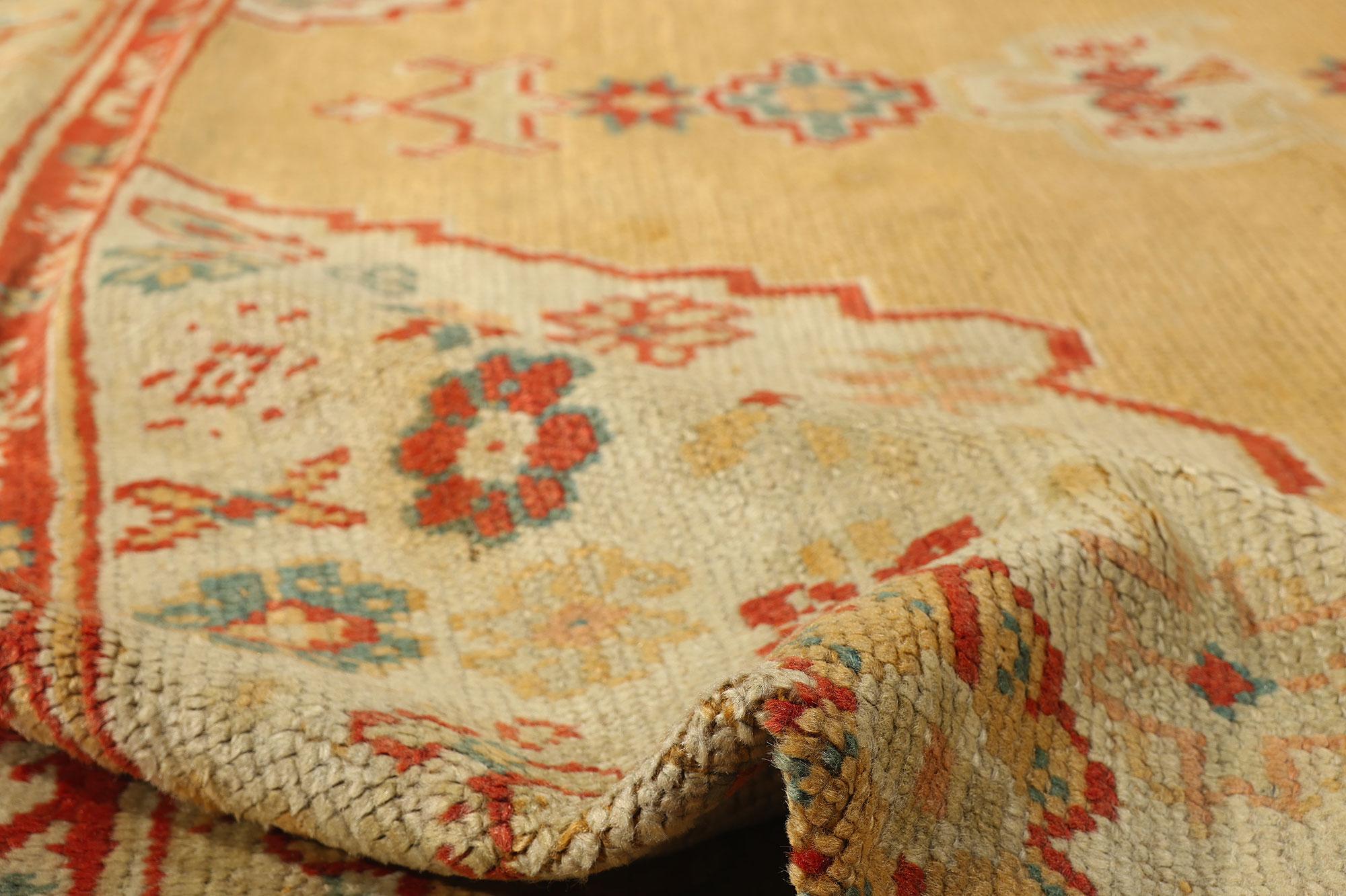 20th Century 1900's Gold Turkish Medallion Oushak Rug with Traditional Style For Sale