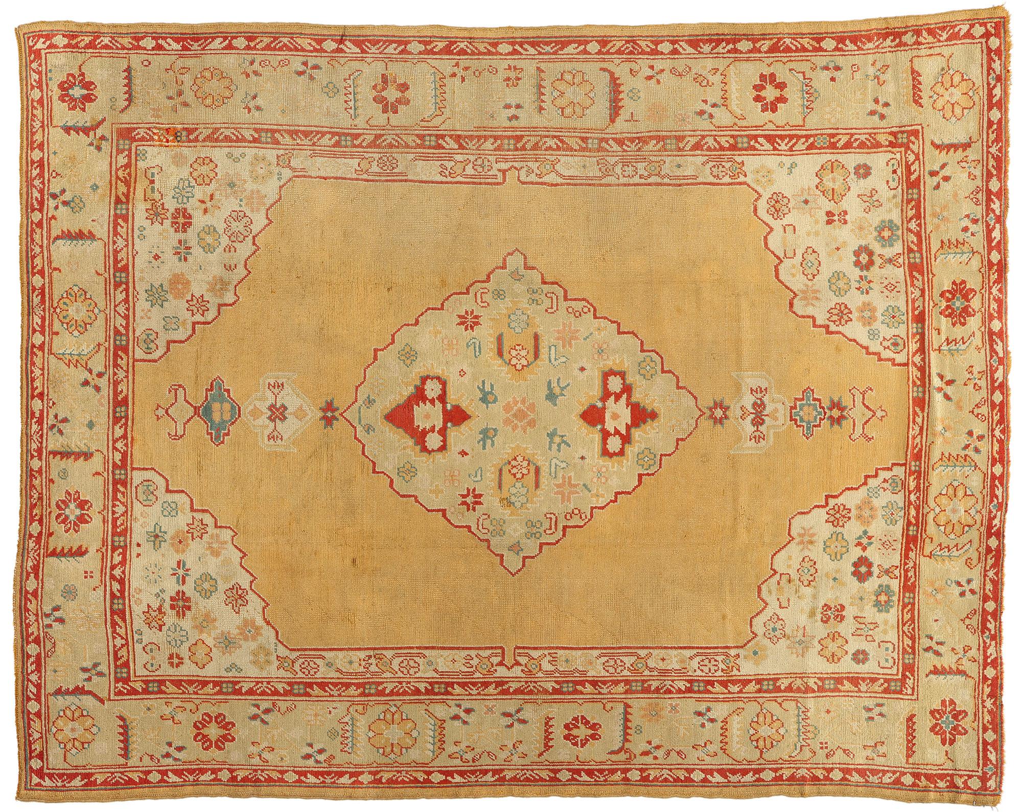 1900's Gold Turkish Medallion Oushak Rug with Traditional Style For Sale 4