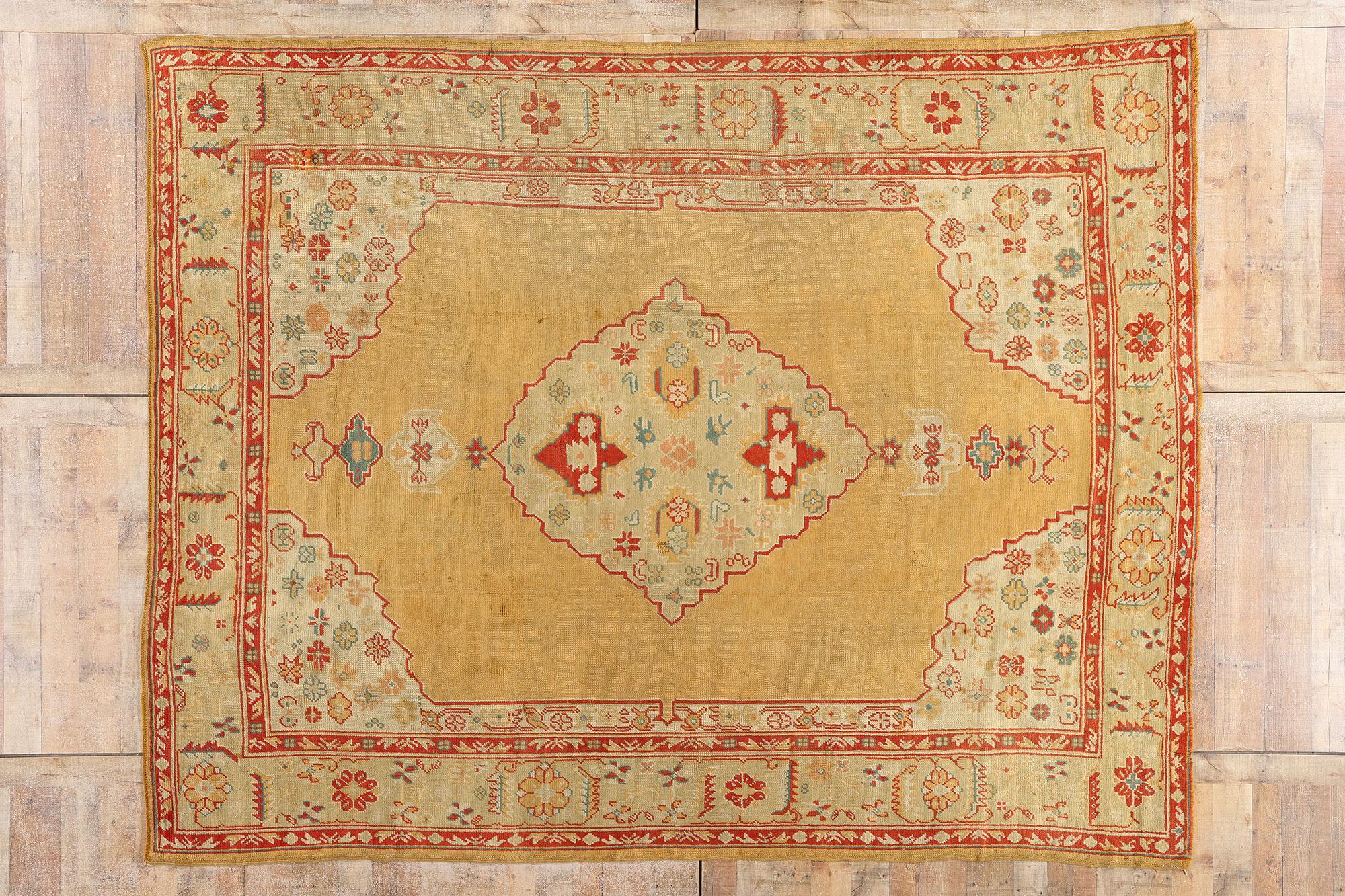 1900's Gold Turkish Medallion Oushak Rug with Traditional Style For Sale 3