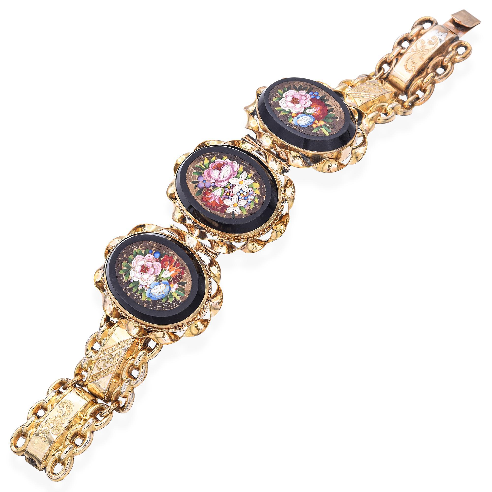 Esta pulsera de oro vermeil antiguo presenta intrincados paneles de micromosaico, cada uno de los cuales representa delicadas escenas florales elaboradas con minúsculas teselas de vidrio. Los vibrantes colores y los finos detalles ponen de relieve