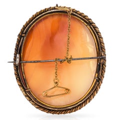 Broche "Métaphore de l'hiver" en or vermeil antique avec camée en coquillage