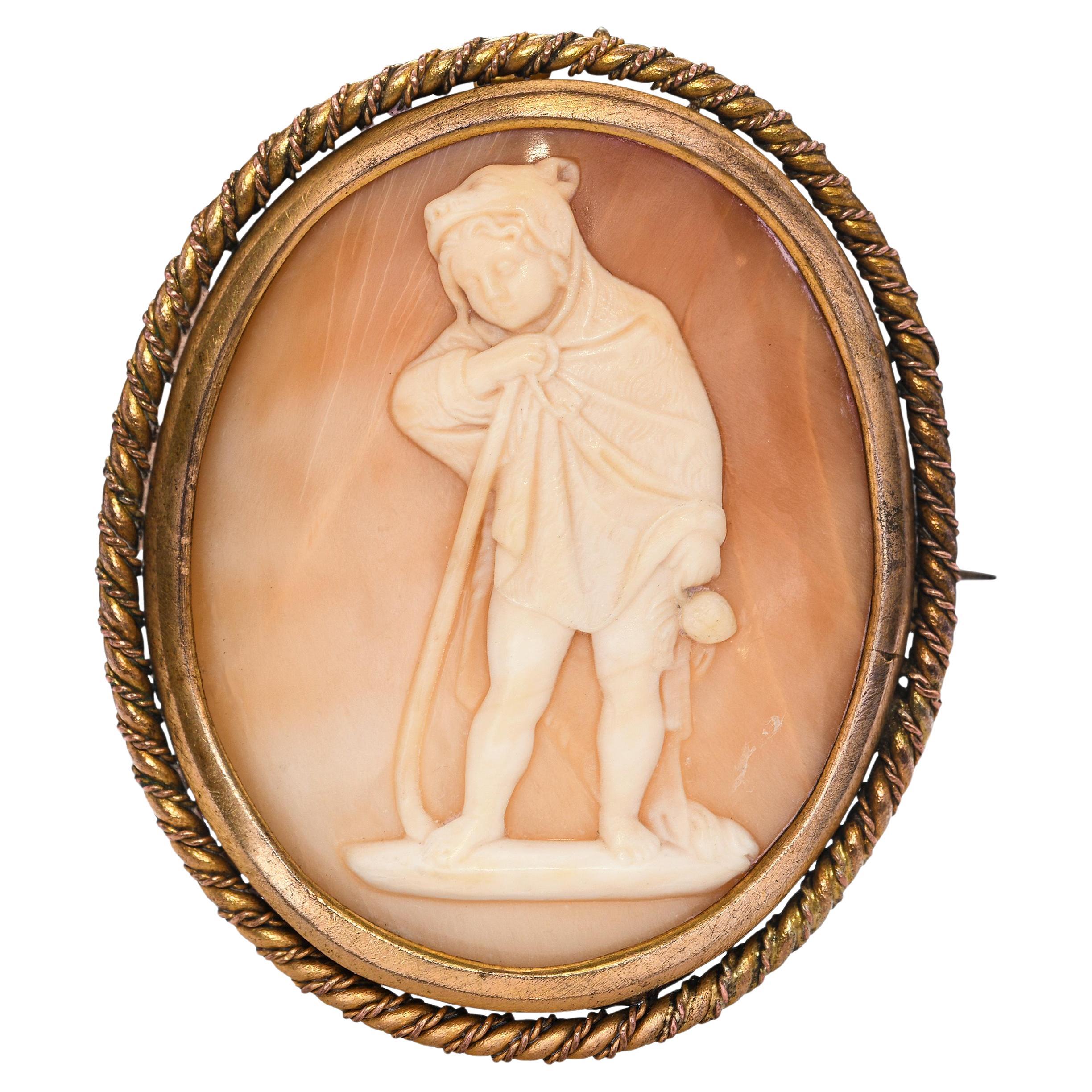 Broche "Métaphore de l'hiver" en or vermeil antique avec camée en coquillage