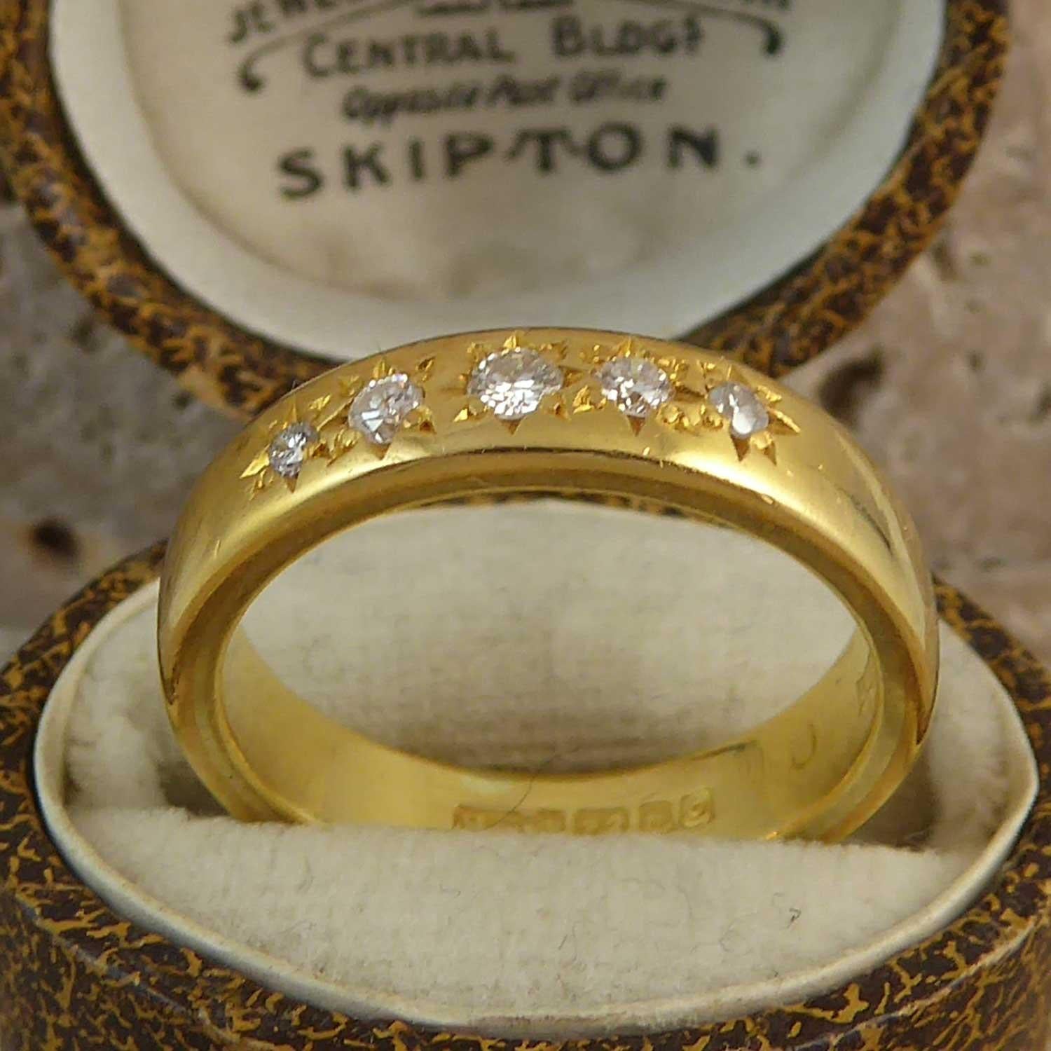 Antique Gold Wedding Band Set with Five Old Cut Diamonds, 22 Carat Gold, 1914 In Excellent Condition In Yorkshire, West Yorkshire